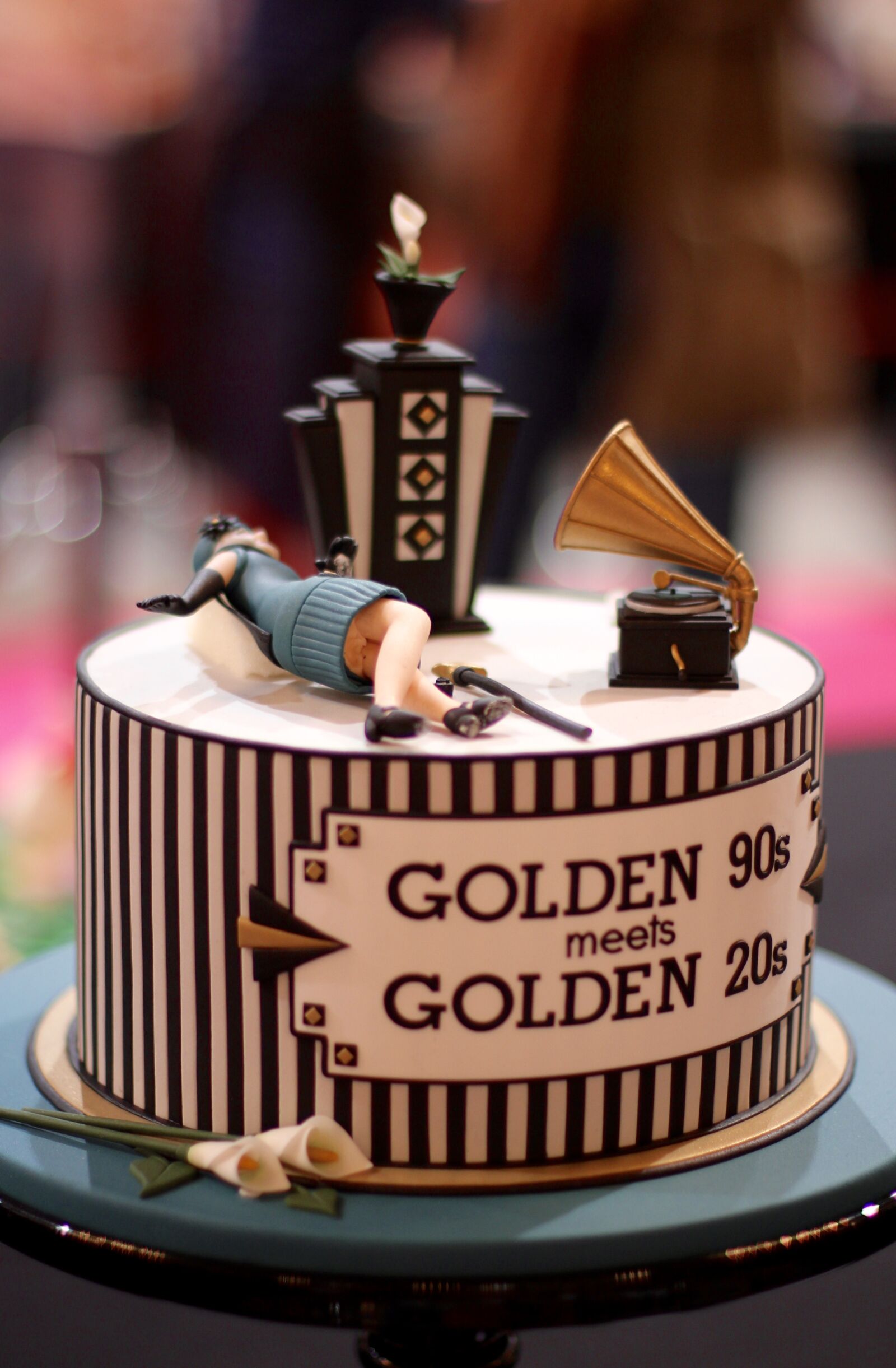 Canon EOS 600D (Rebel EOS T3i / EOS Kiss X5) + Canon EF 50mm F1.4 USM sample photo. Twenties, nineties, cake photography