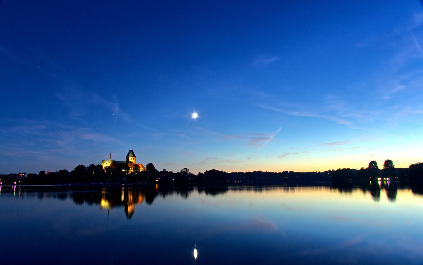 Canon EF-S 17-85mm F4-5.6 IS USM sample photo. Ratzeburg, lake, dom photography