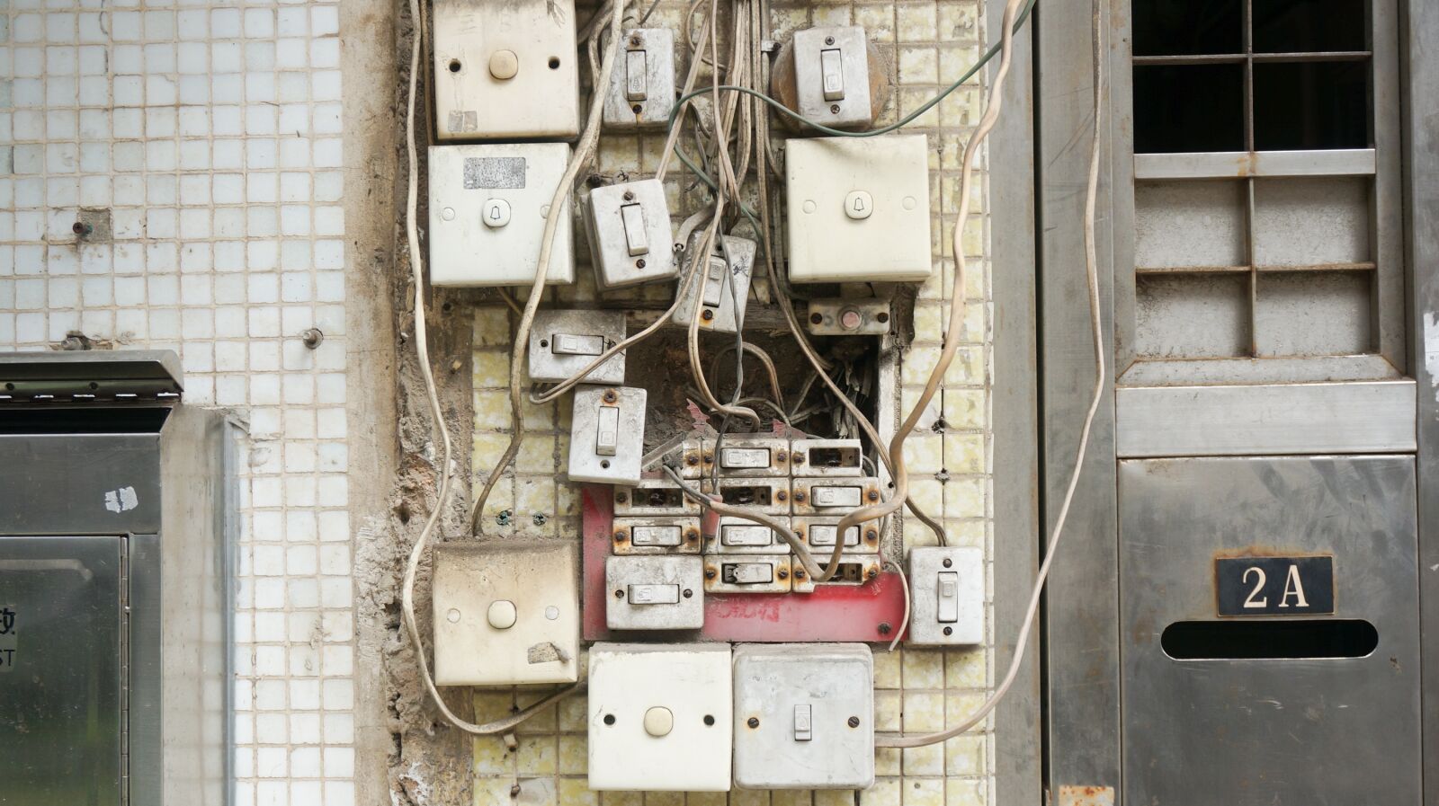 Sony Alpha NEX-5R + Sony E 16-50mm F3.5-5.6 PZ OSS sample photo. Broken, dirty, electrical wires photography