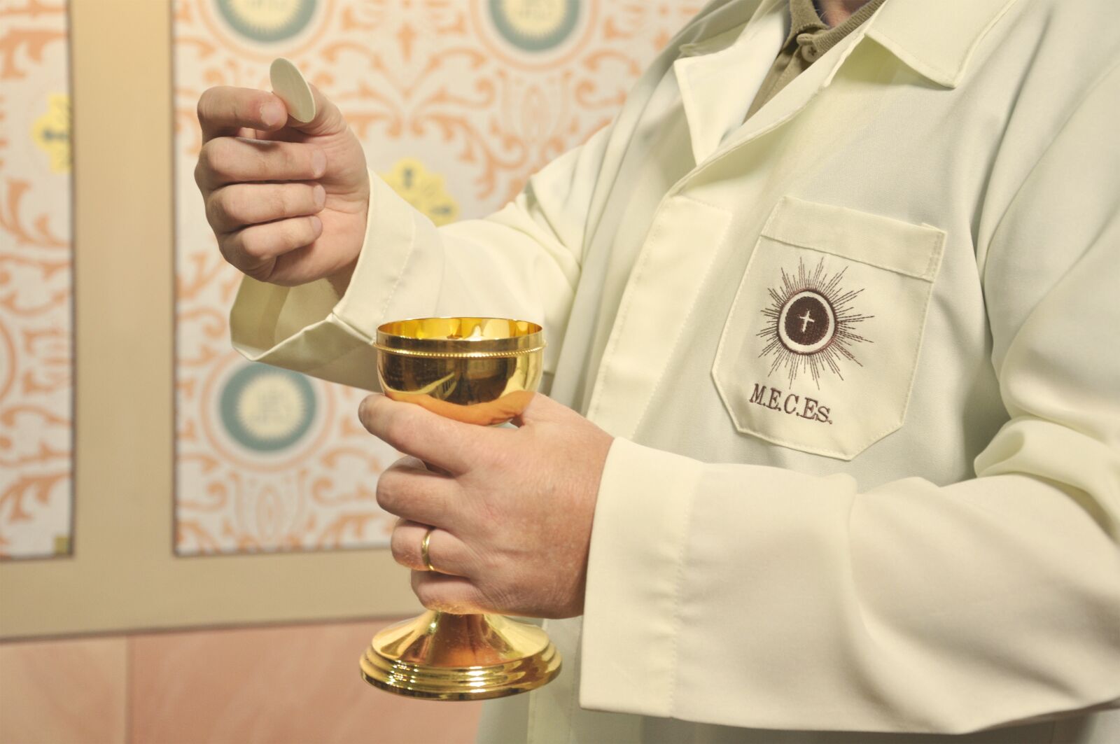Nikon D90 sample photo. Minister, eucharist, catholicism photography