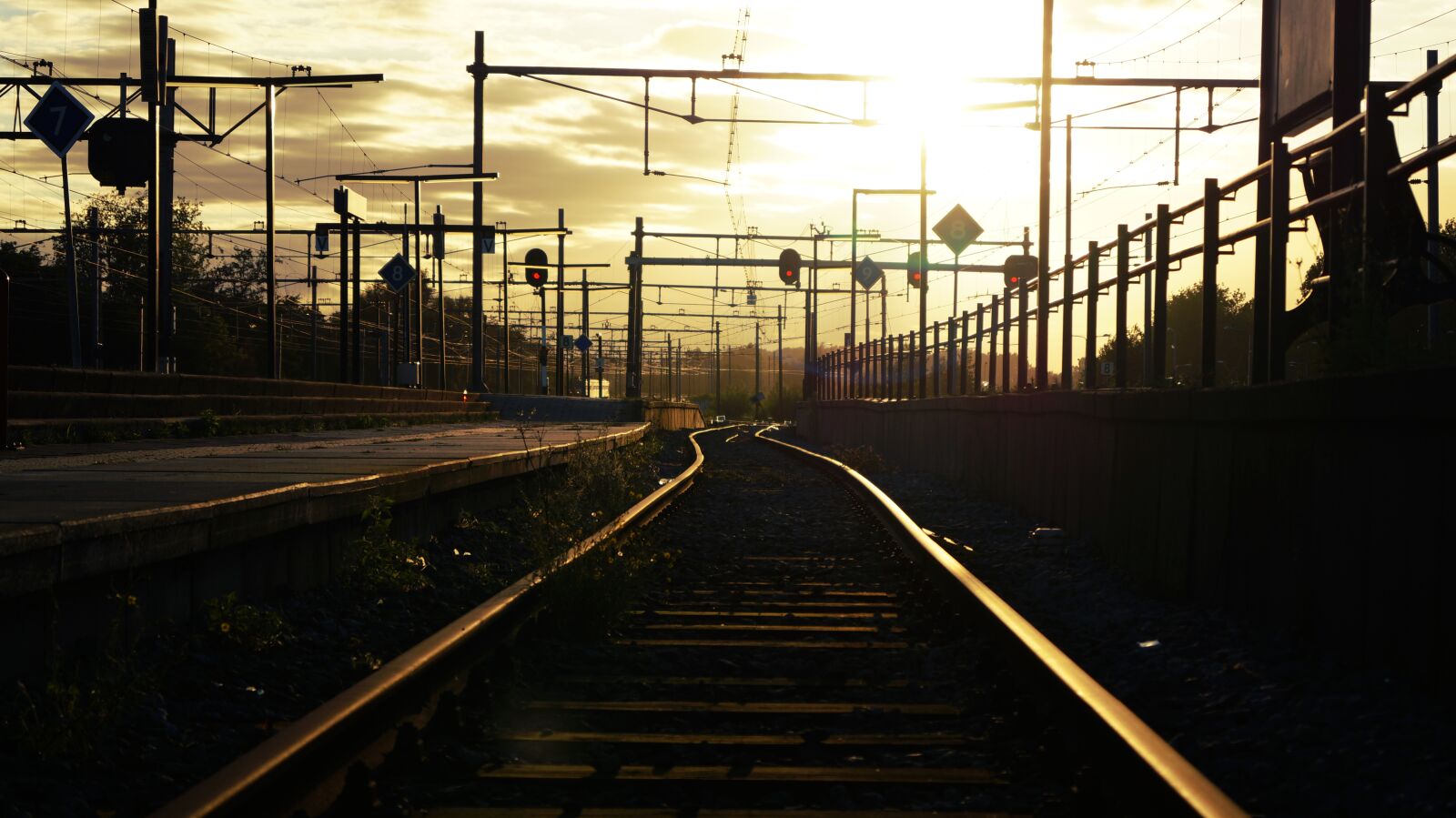 Sony DT 18-55mm F3.5-5.6 SAM II sample photo. Railroad, train, station photography