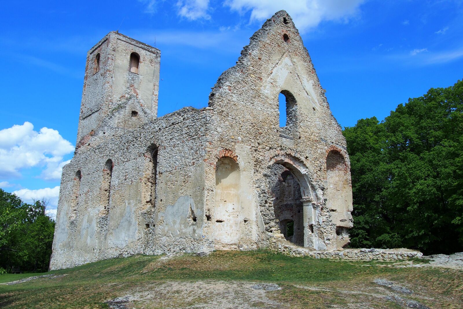 Olympus PEN E-PL6 sample photo. Slovakia, basket case, monastery photography