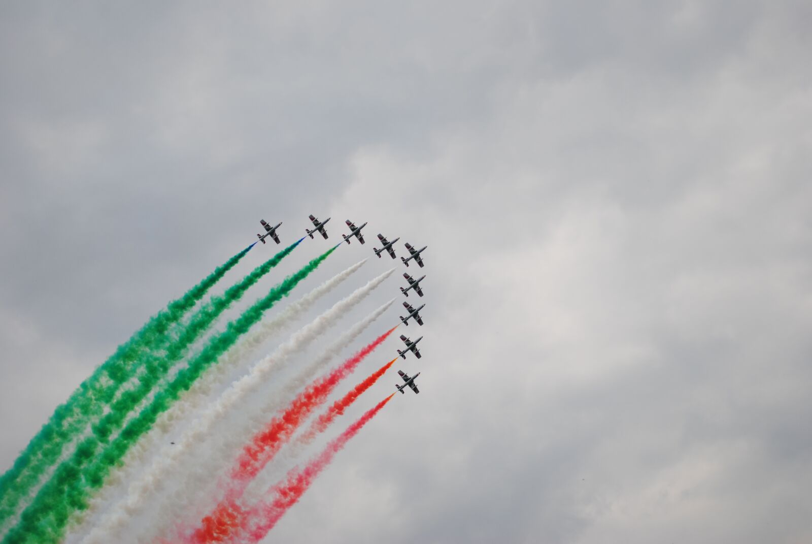 Nikon D3000 sample photo. Aircraft, tricolor arrows, sky photography