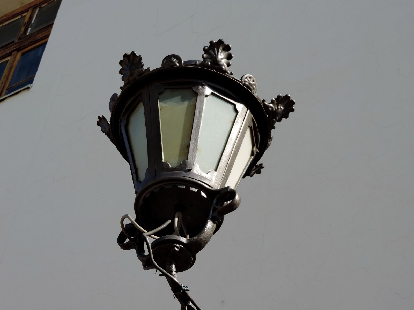Nikon Coolpix P520 sample photo. Lamp, lantern, outdoors, architecture photography