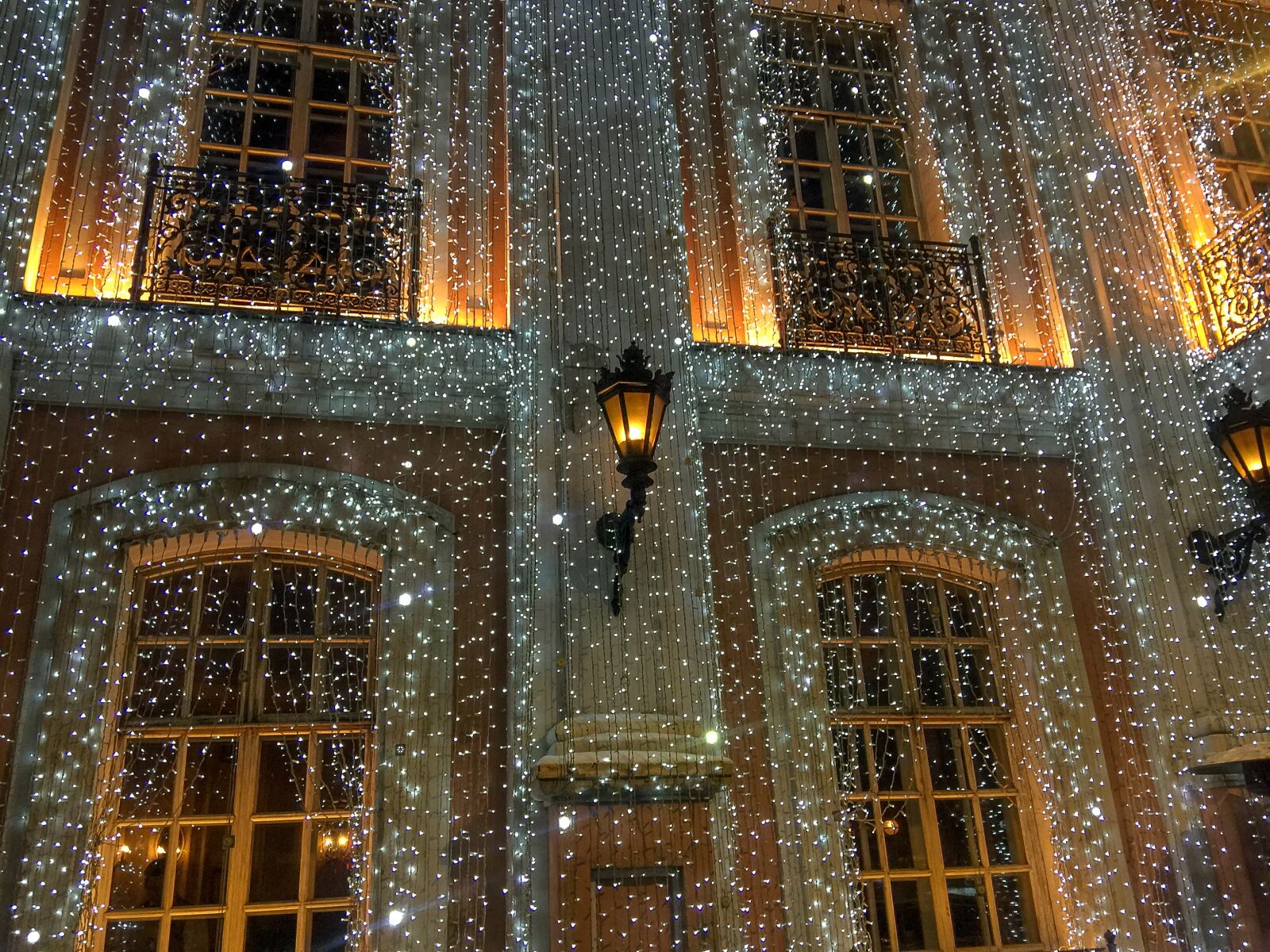 iPhone 6 Plus back camera 4.15mm f/2.2 sample photo. Moscow, café pushkin, facade photography