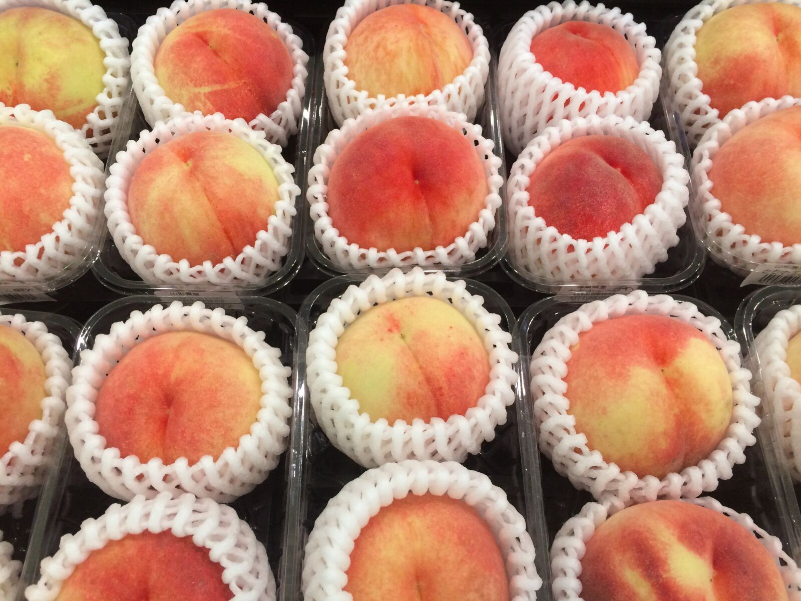 iPhone 5s back camera 4.15mm f/2.2 sample photo. Peach, fruit, low price photography