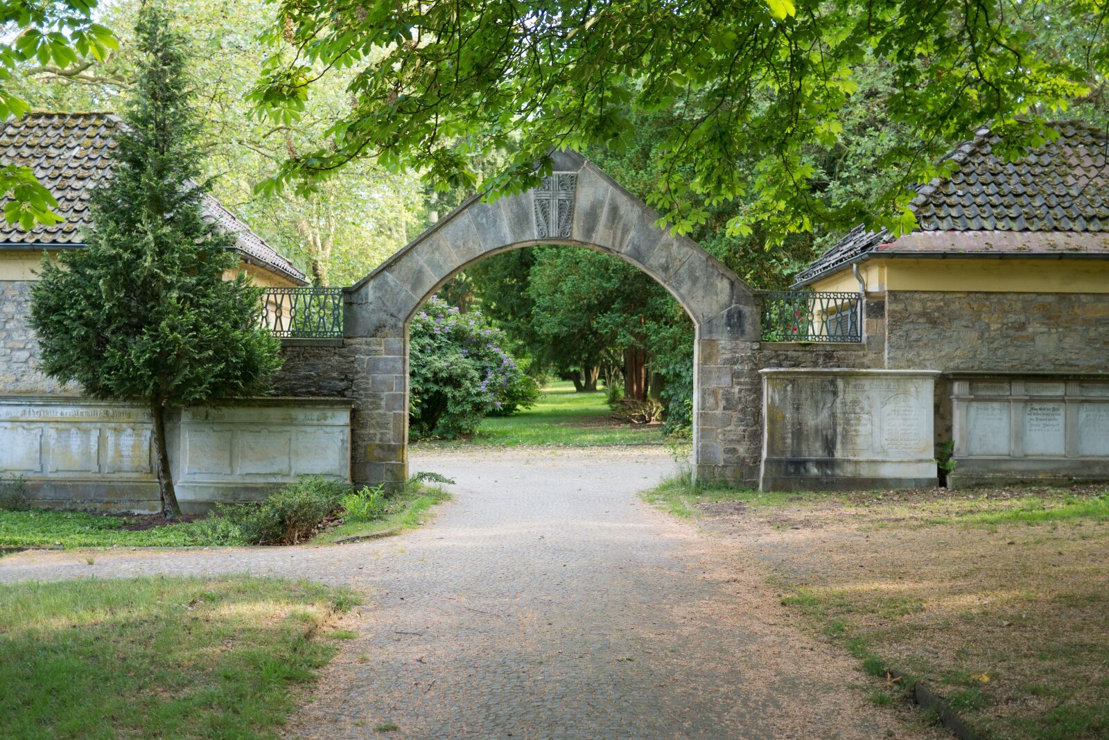 LUMIX G 20/F1.7 II sample photo. Archway, cemetery, arch photography