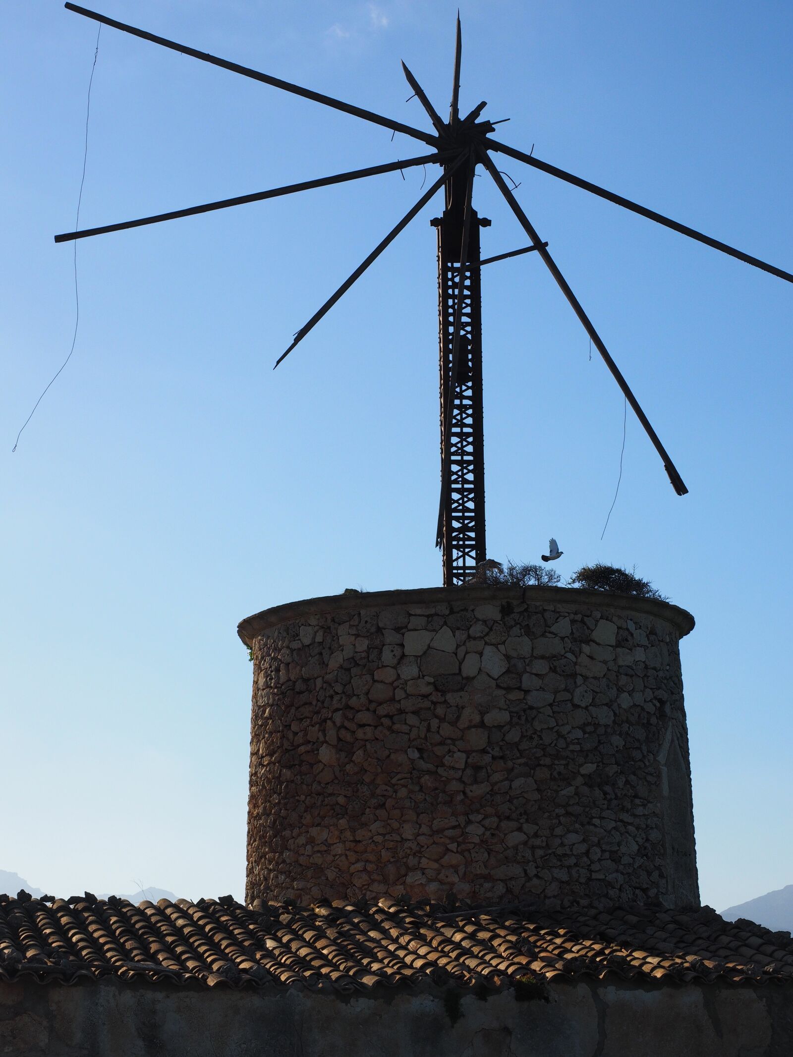 Olympus OM-D E-M1 + Olympus M.Zuiko Digital ED 12-40mm F2.8 Pro sample photo. Windmill, old, lapsed photography