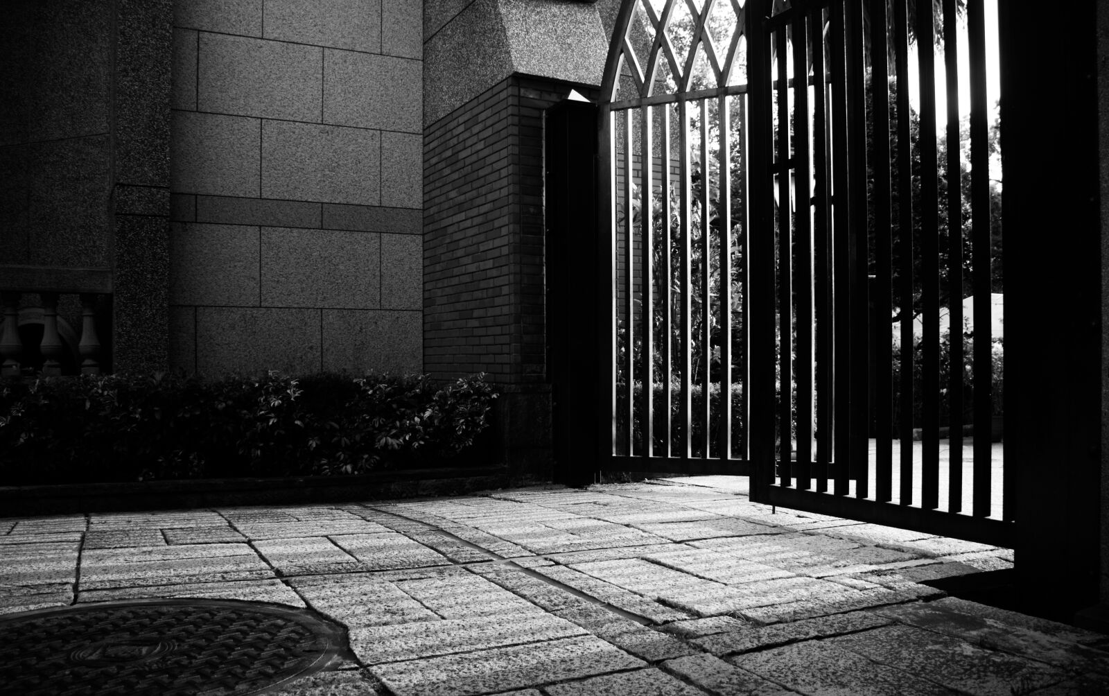Canon EOS 750D (EOS Rebel T6i / EOS Kiss X8i) + Canon EF-S 18-135mm F3.5-5.6 IS STM sample photo. Iron, gate, door photography