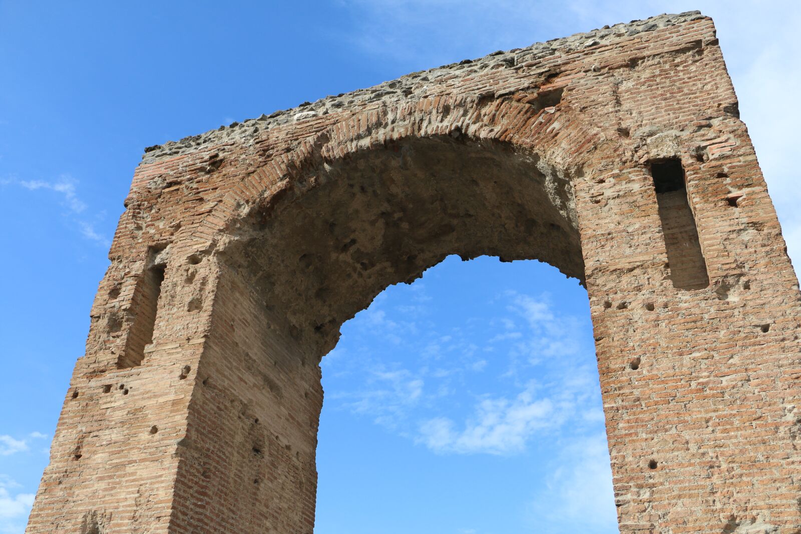 Canon EOS 70D + Canon EF-S 18-135mm F3.5-5.6 IS STM sample photo. Rome, ruins, italy photography