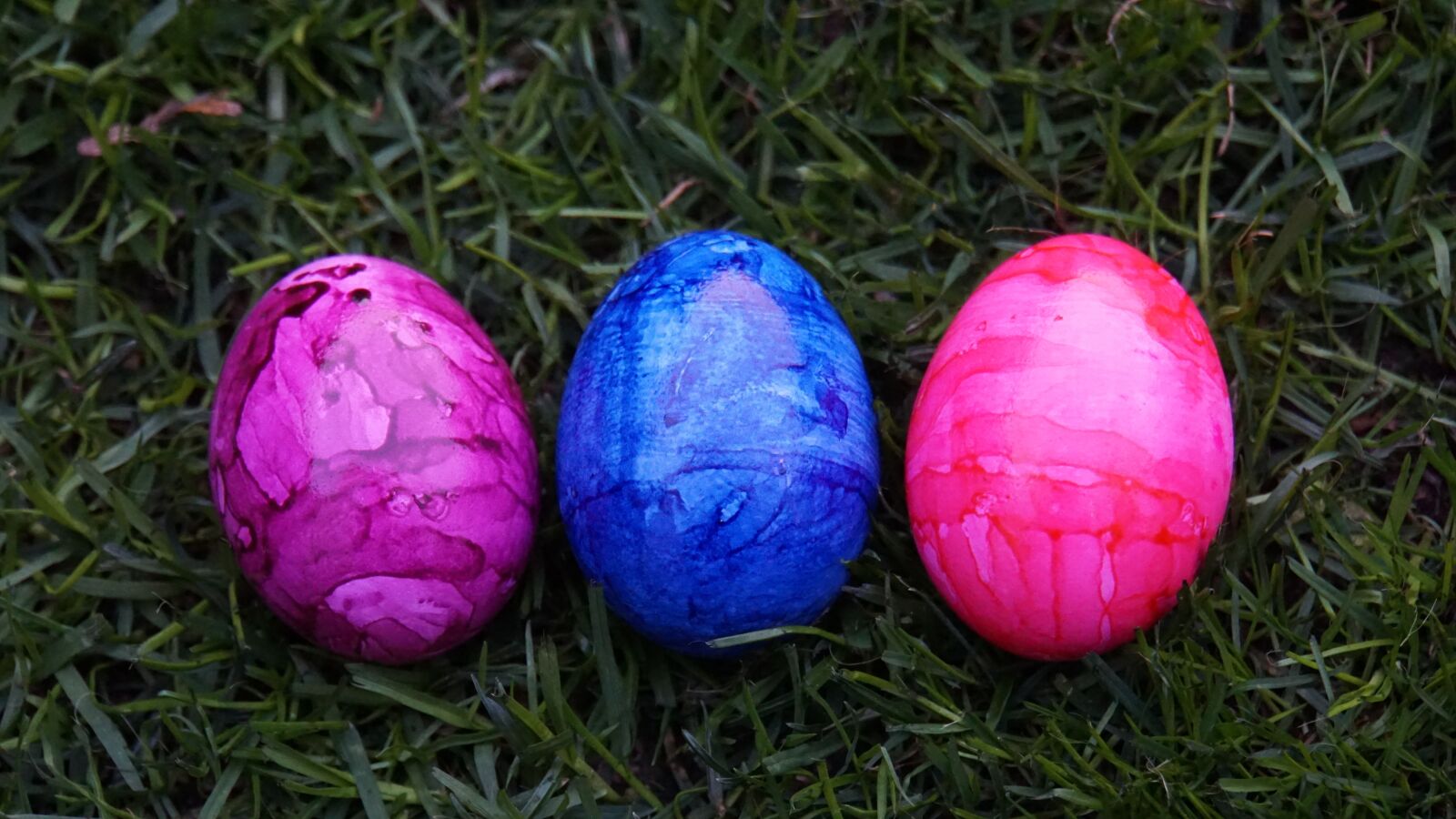 Sony E 18-200mm F3.5-6.3 OSS LE sample photo. Easter eggs, colorful, easter photography