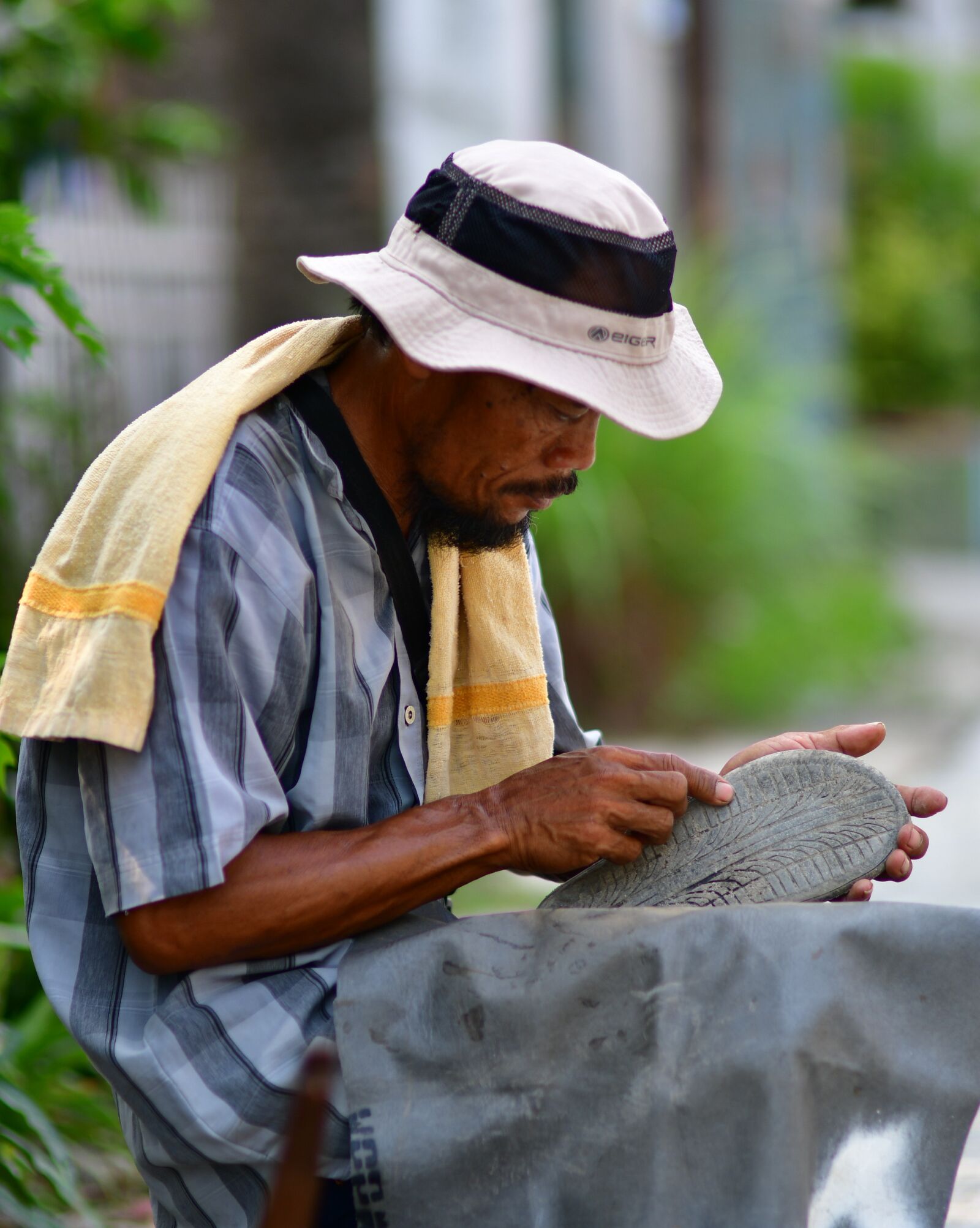 Nikon D500 sample photo. Cobbler, shoemaker, portrait photography