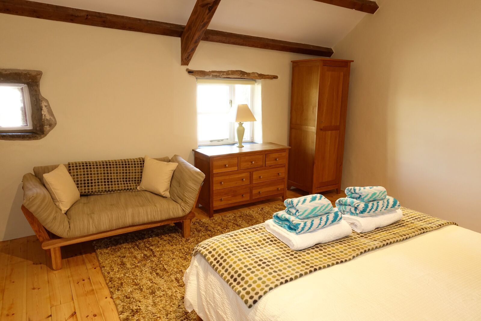 Sony Cyber-shot DSC-RX100 III sample photo. Cottage, bed, towels photography