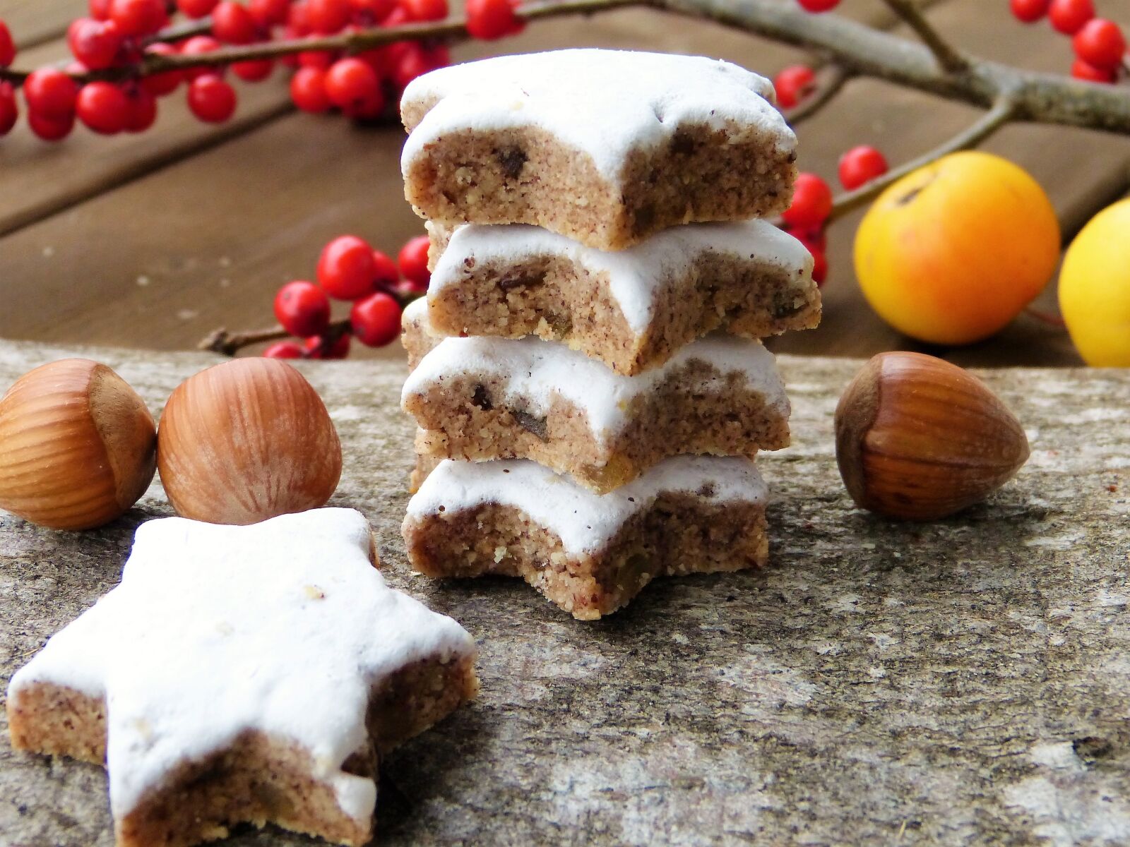 Panasonic Lumix DMC-FZ150 sample photo. Cinnamon stars, advent, christmas photography