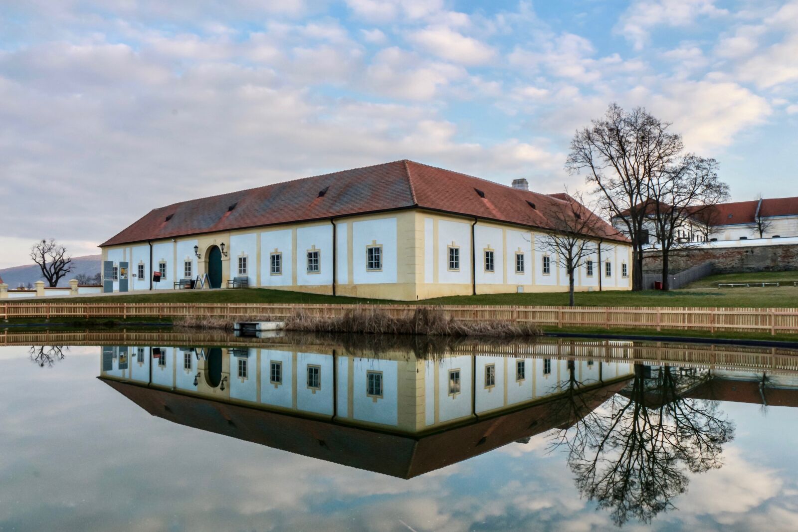 Canon EOS 700D (EOS Rebel T5i / EOS Kiss X7i) sample photo. Historical house, lake, mirror photography