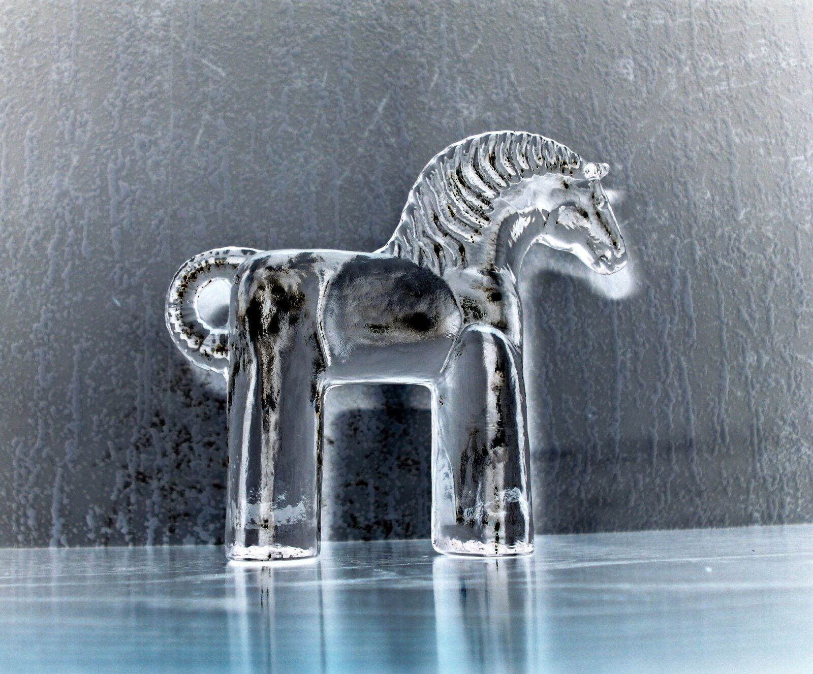 Sony DSC-W55 sample photo. Sweden, dalarna horse, glass photography