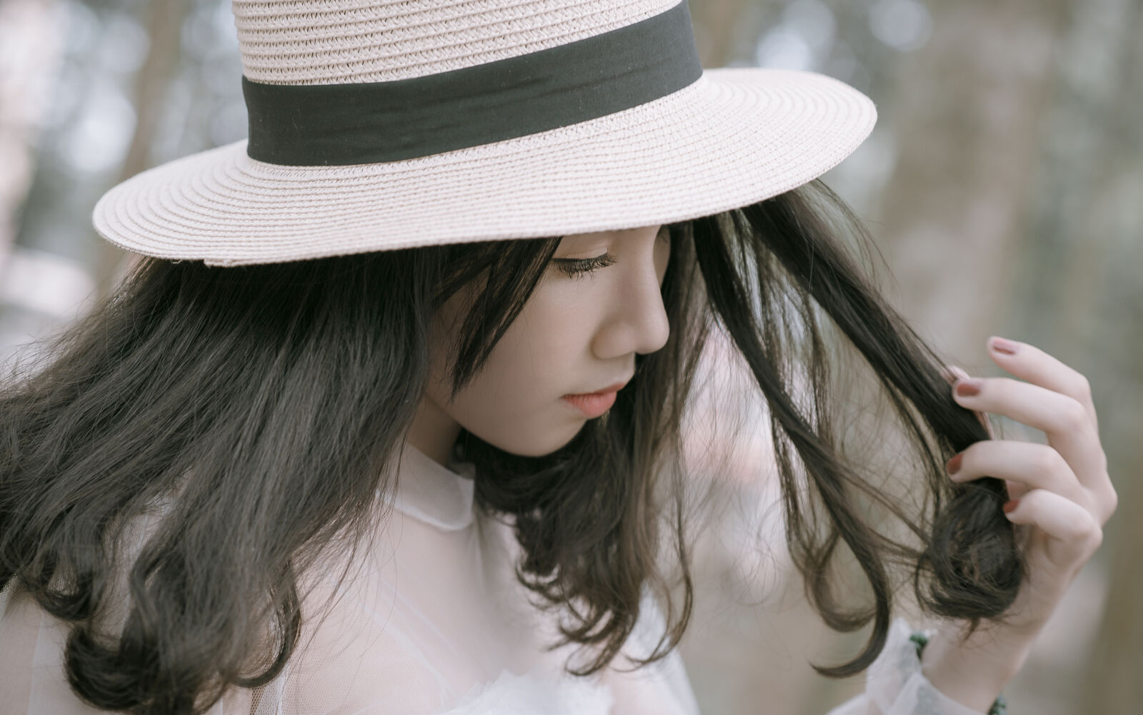 Nikon AF-S Nikkor 85mm F1.8G sample photo. Woman, wearing, white, and photography