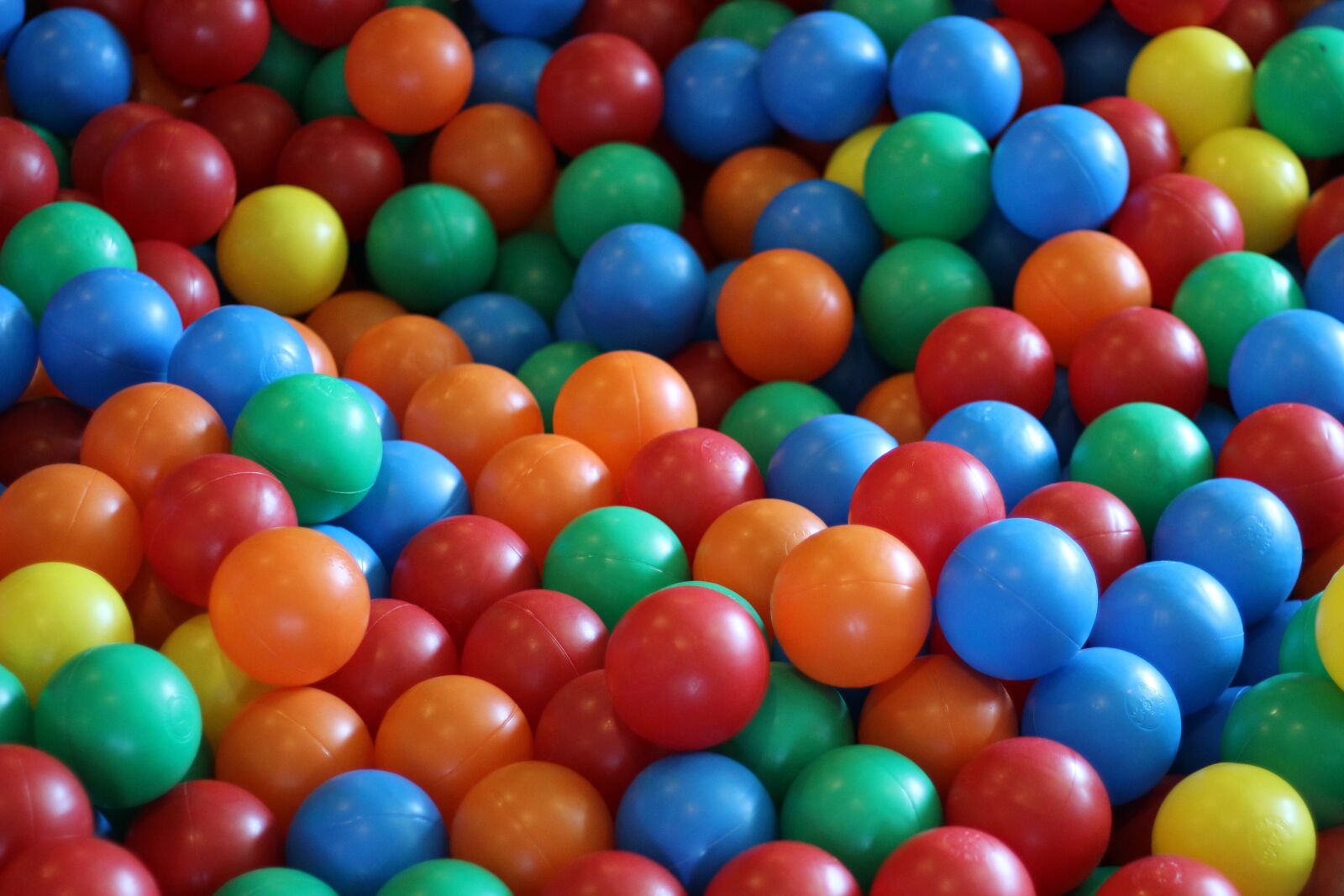 Canon EOS 600D (Rebel EOS T3i / EOS Kiss X5) + Canon EF 50mm F1.8 II sample photo. Balls, toy, color photography