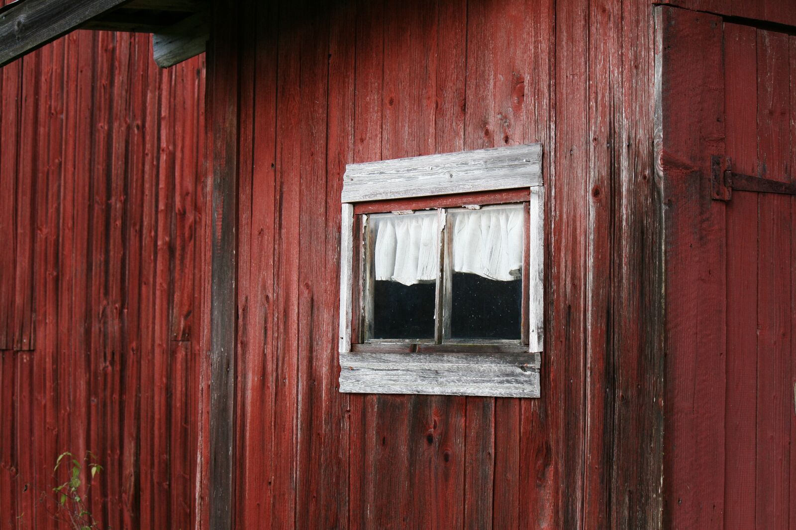 Canon EOS 400D (EOS Digital Rebel XTi / EOS Kiss Digital X) sample photo. Window, old, atmosphere photography