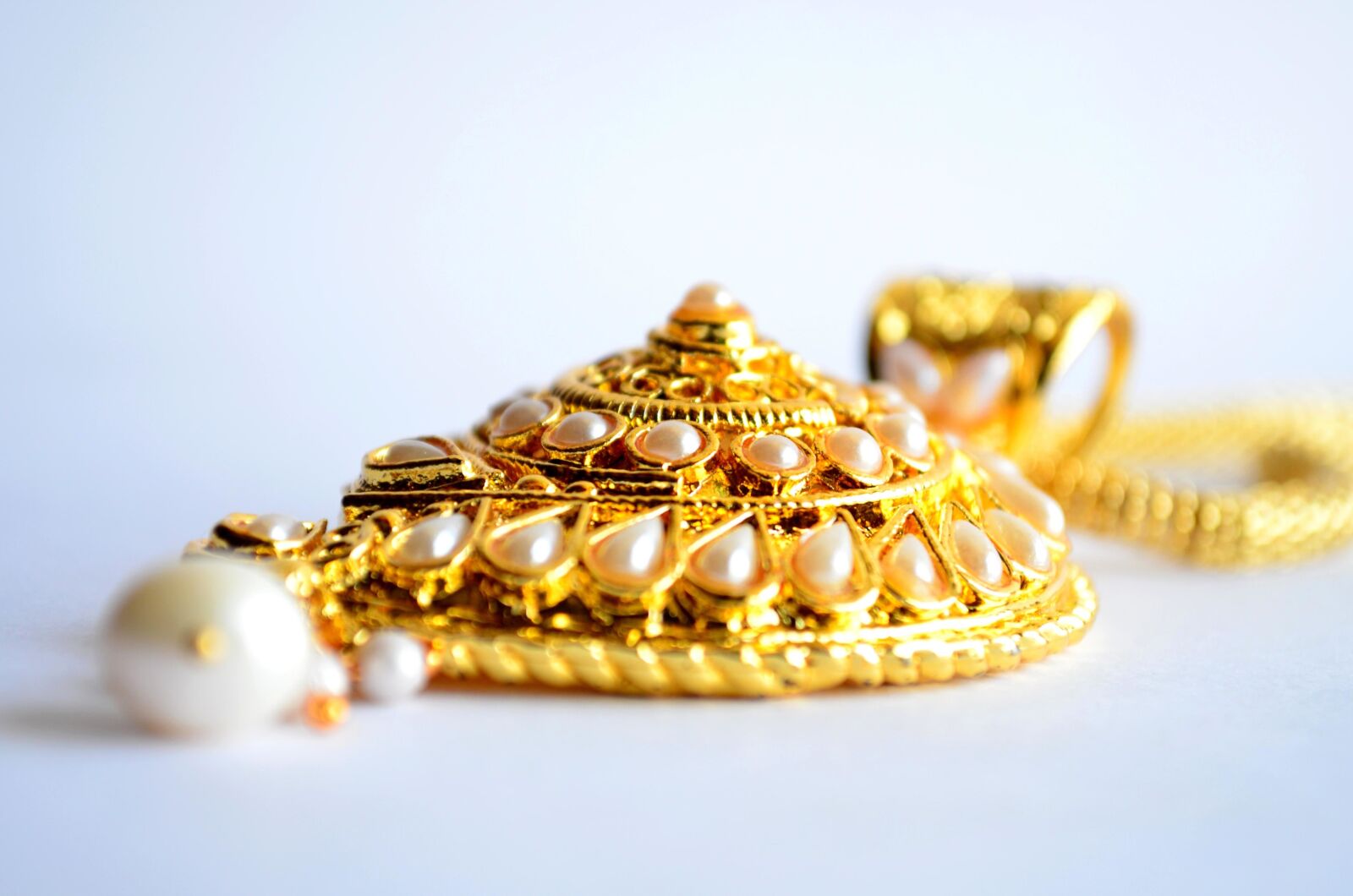 Nikon D5100 sample photo. Gold, necklace, pendant, gem photography