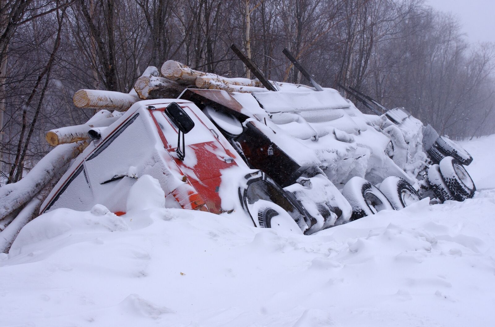 Pentax K-5 sample photo. Accident, the truck, ditch photography