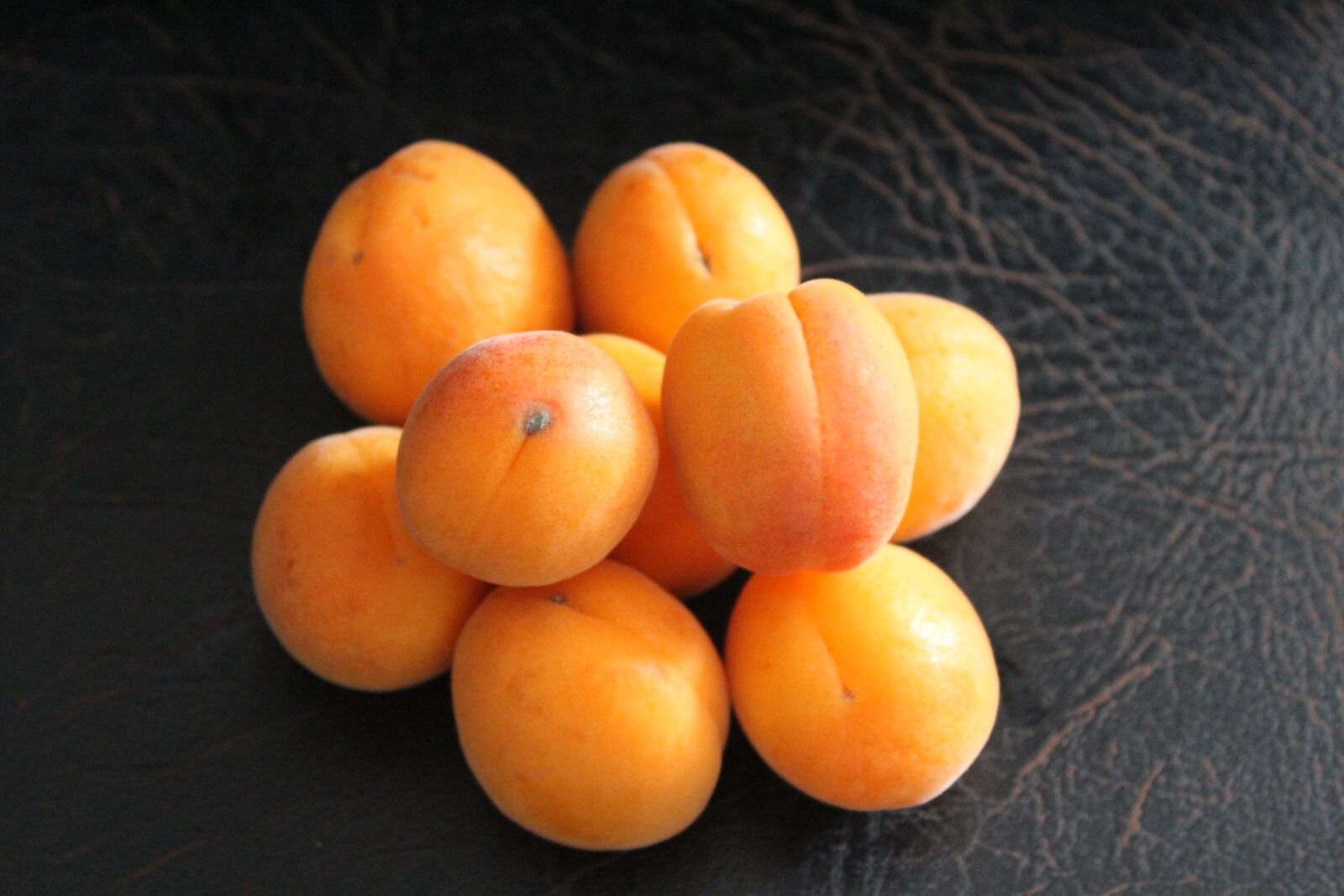 Canon EOS 1300D (EOS Rebel T6 / EOS Kiss X80) sample photo. Fruit, apricots, mediterranean photography