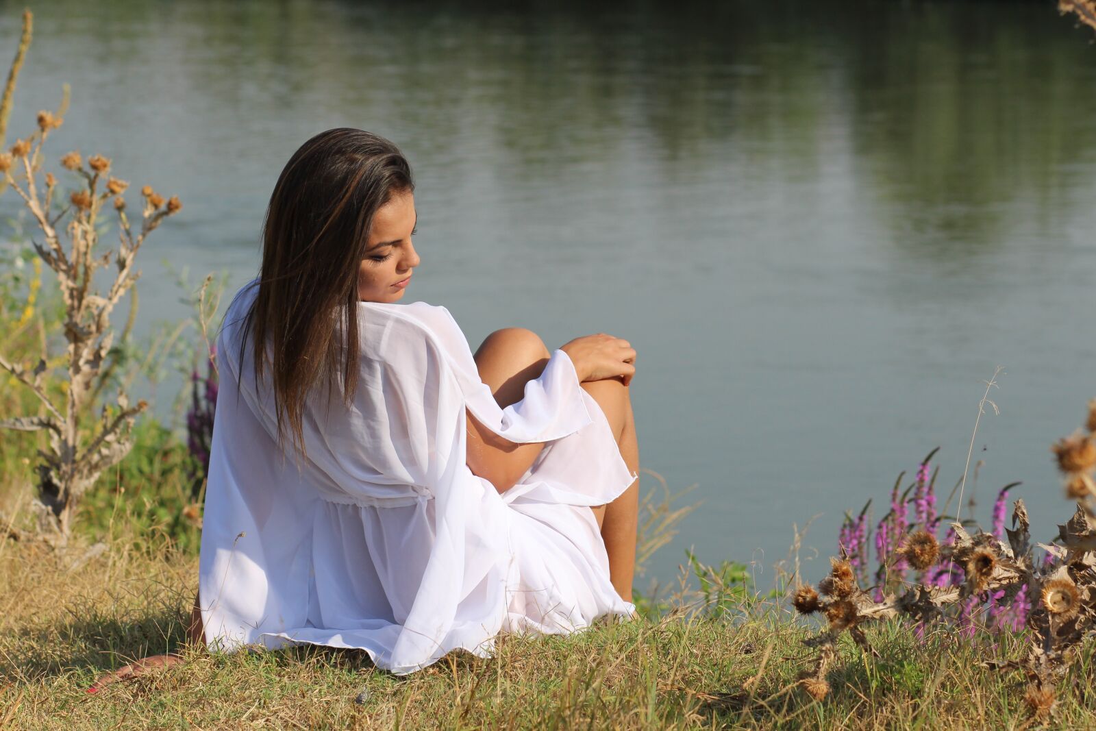 Canon EOS 700D (EOS Rebel T5i / EOS Kiss X7i) + Canon EF 85mm F1.8 USM sample photo. Girl, lake, dress photography