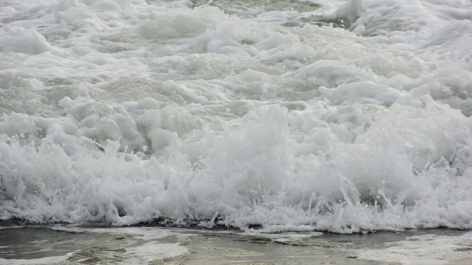 Sony Cyber-shot DSC-HX10V sample photo. Beach, wave, crashing, waves photography
