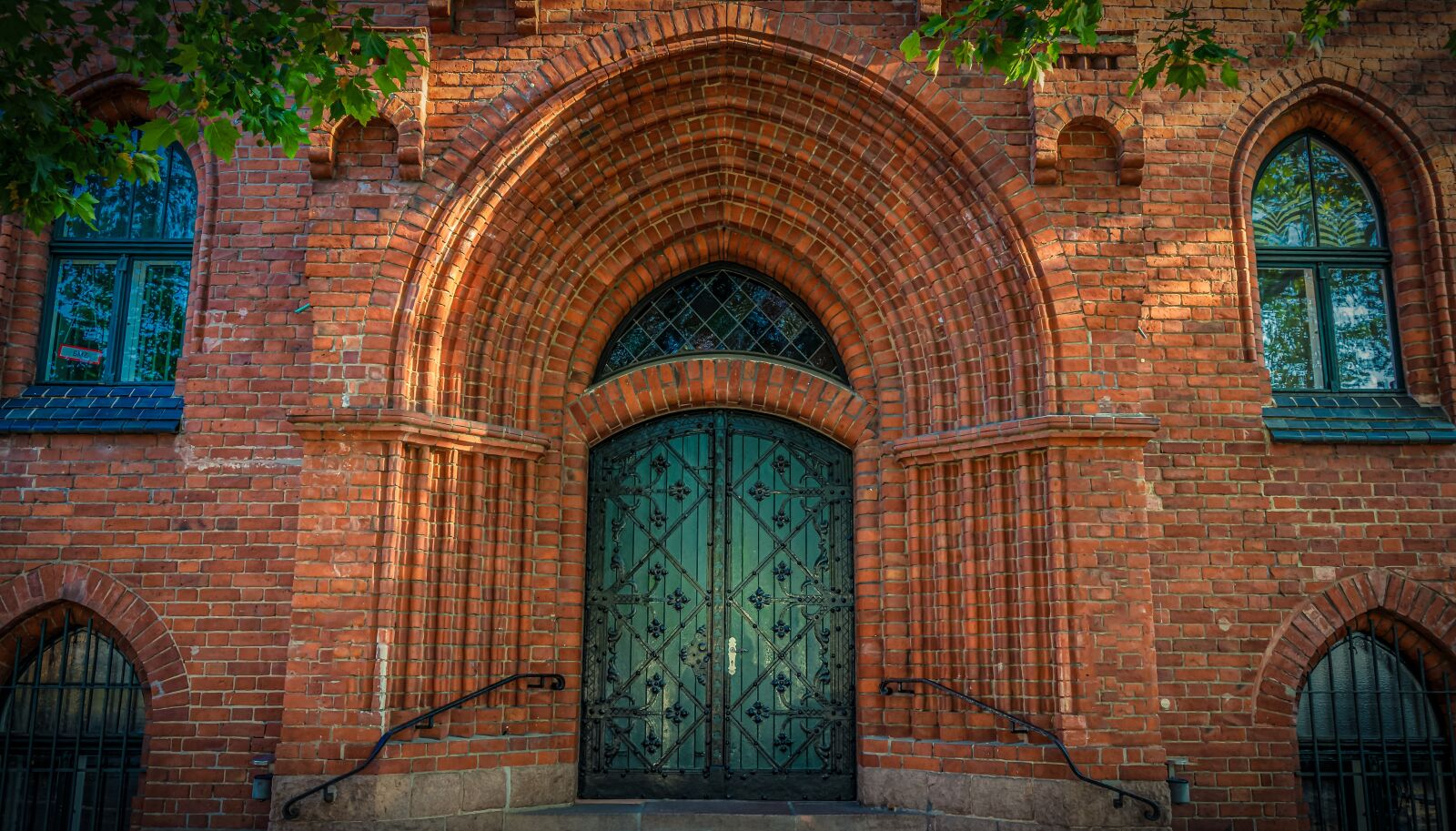 Sony FE 28-70mm F3.5-5.6 OSS sample photo. Architecture, input, door photography