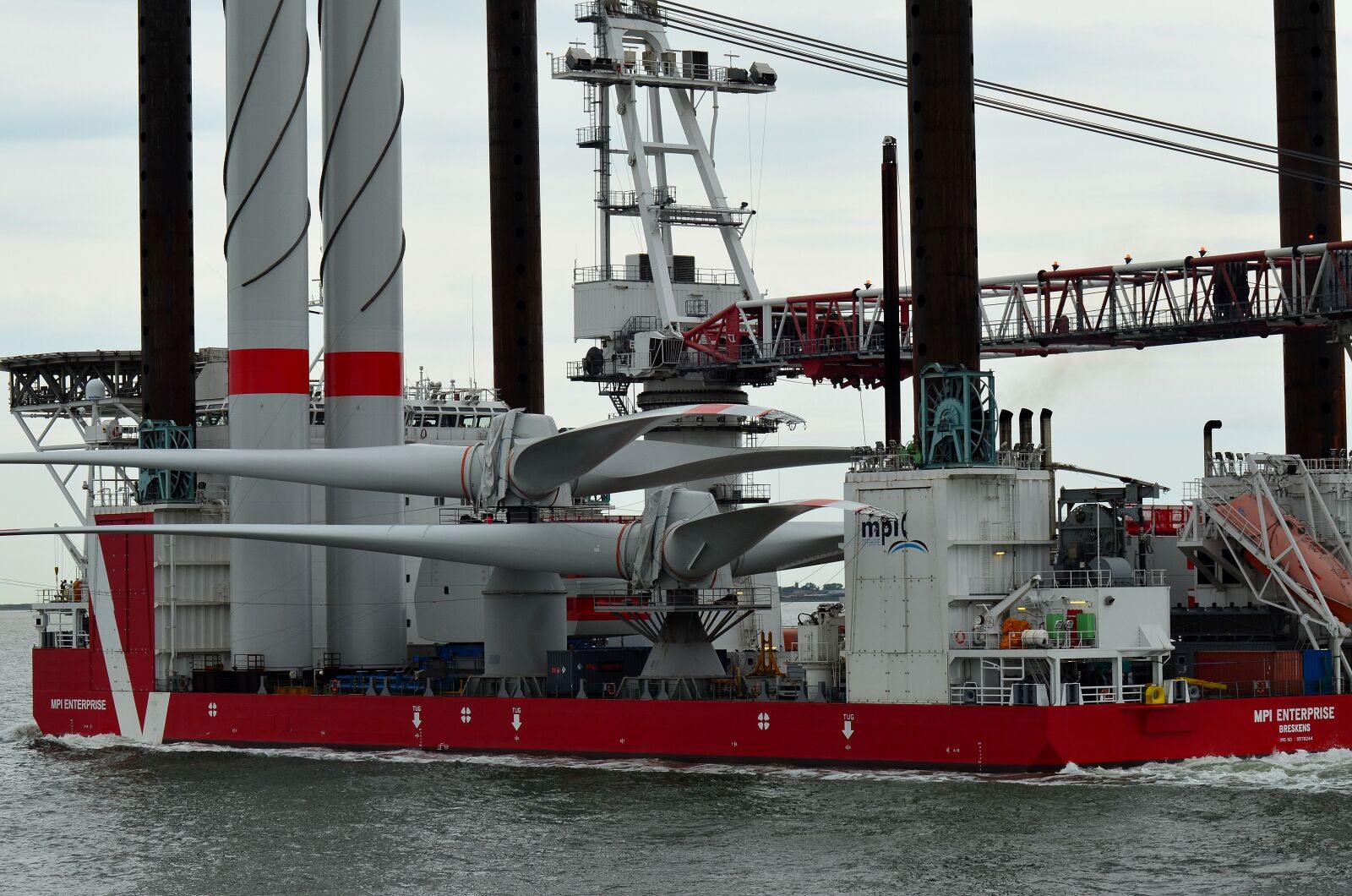 Nikon D5100 sample photo. Borkum, working ship, wind photography