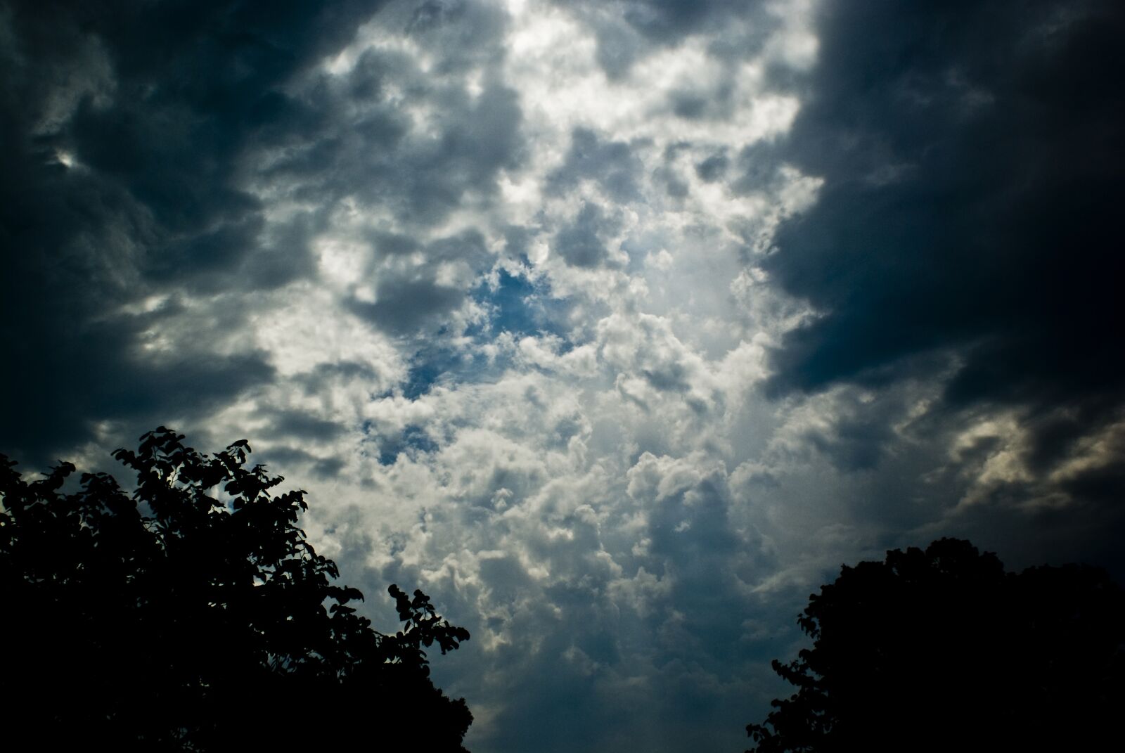 Sony Alpha DSLR-A300 sample photo. Clouds, sky, opening photography