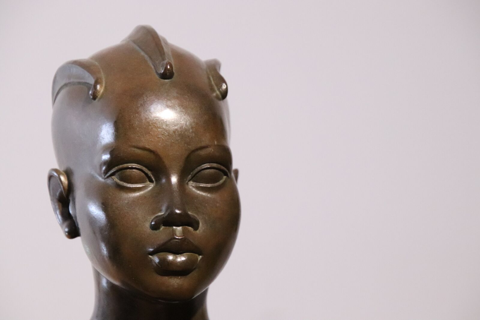 Canon EOS 800D (EOS Rebel T7i / EOS Kiss X9i) sample photo. Sculpture, bronze, face photography