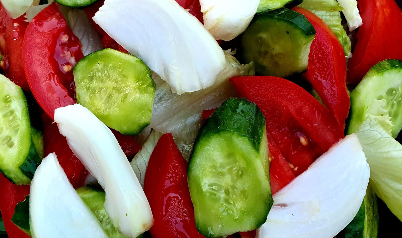 Samsung Galaxy S10e sample photo. Salad, tomato, onion photography