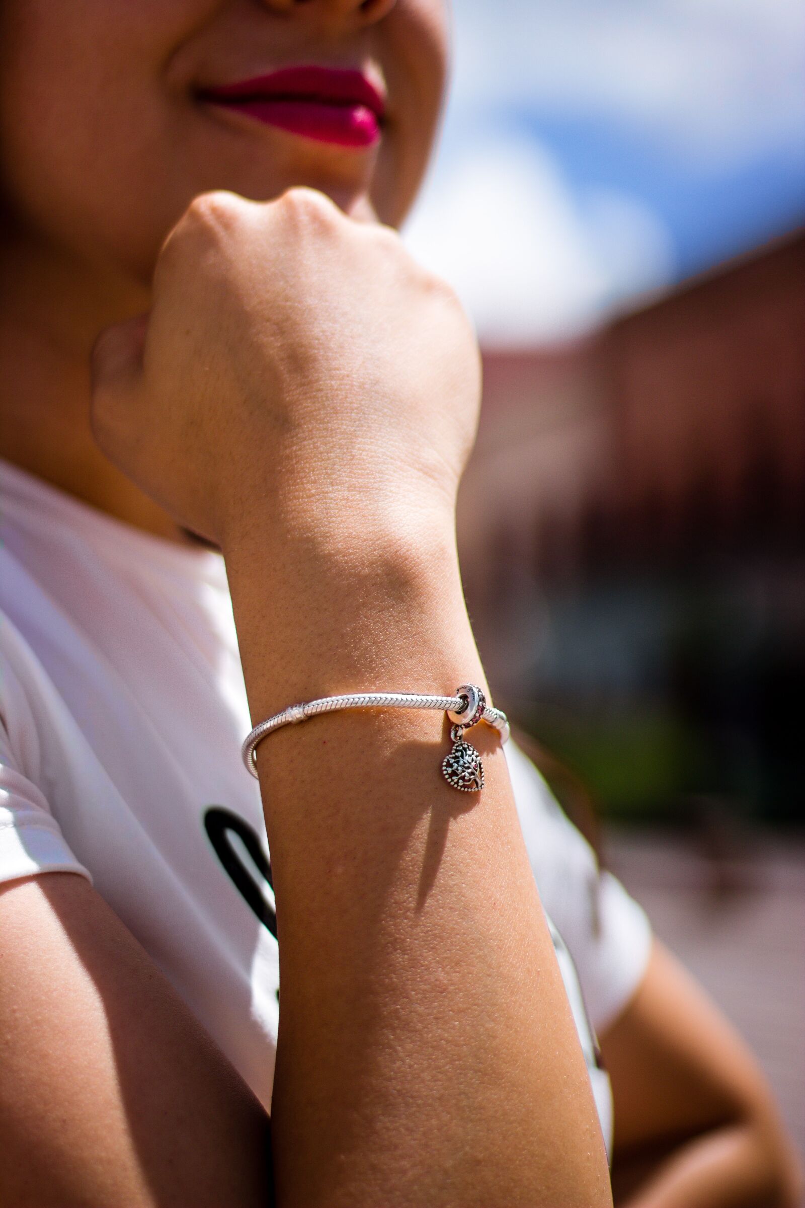 Canon EOS 600D (Rebel EOS T3i / EOS Kiss X5) sample photo. Girl, hand, smile photography