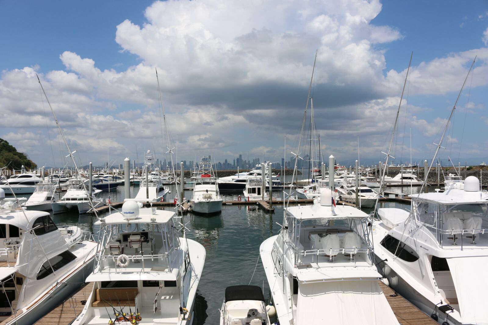 Canon EOS 70D + Canon EF-S 18-55mm F3.5-5.6 IS STM sample photo. Panama, yacht, sea photography