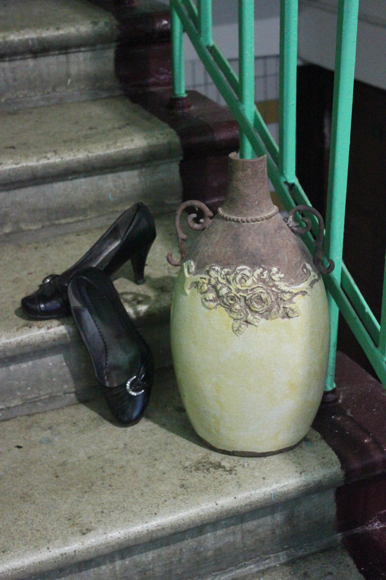 Canon EOS 500D (EOS Rebel T1i / EOS Kiss X3) sample photo. Vase and shoes, still photography