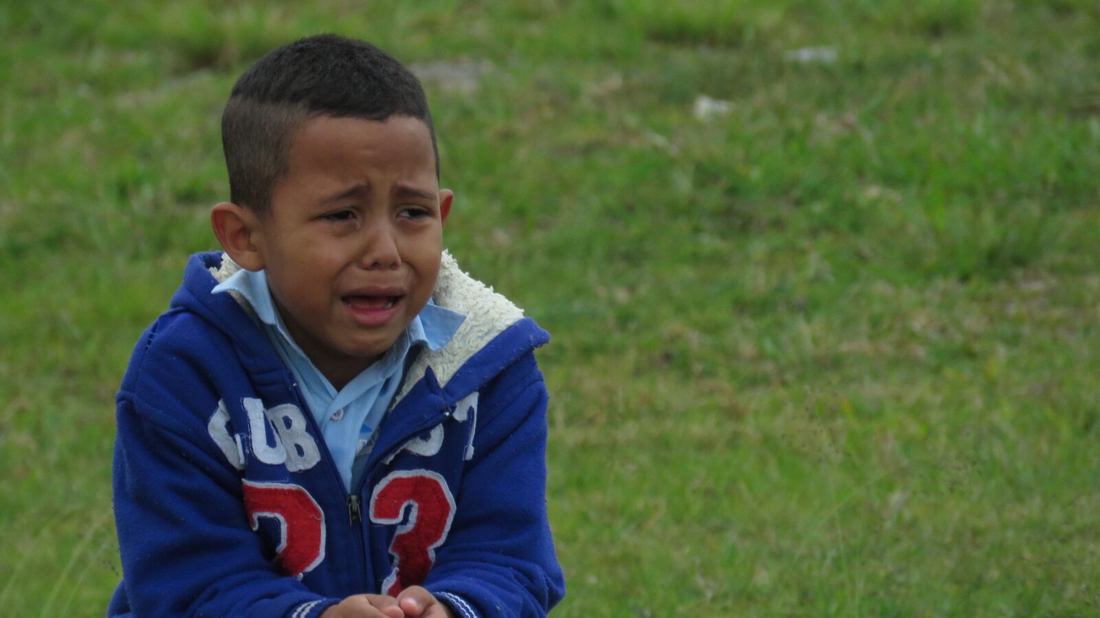 Canon PowerShot SX60 HS sample photo. Child crying, park, alone photography