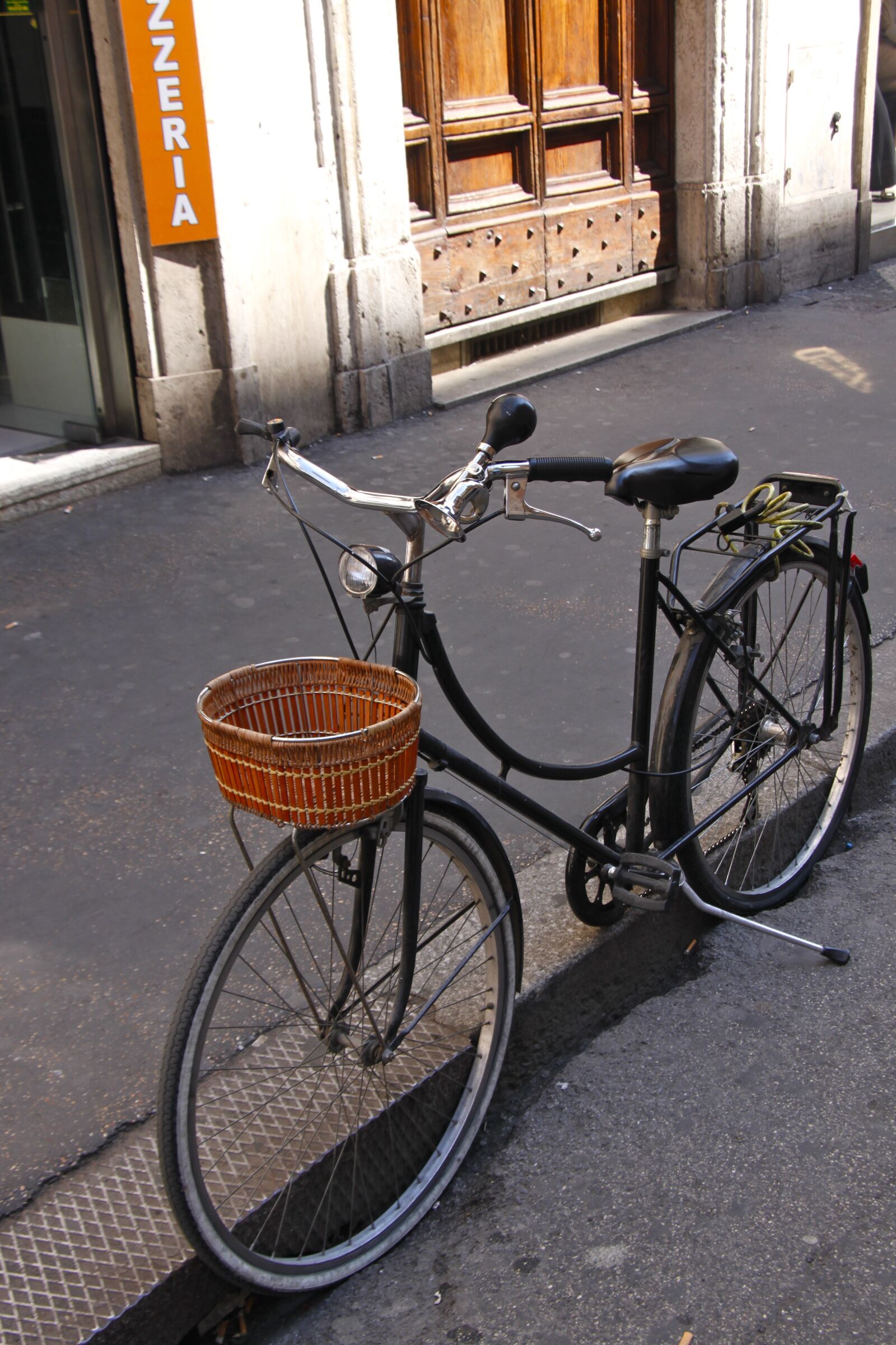 Canon EOS 500D (EOS Rebel T1i / EOS Kiss X3) sample photo. Bicycle, rome, italy photography