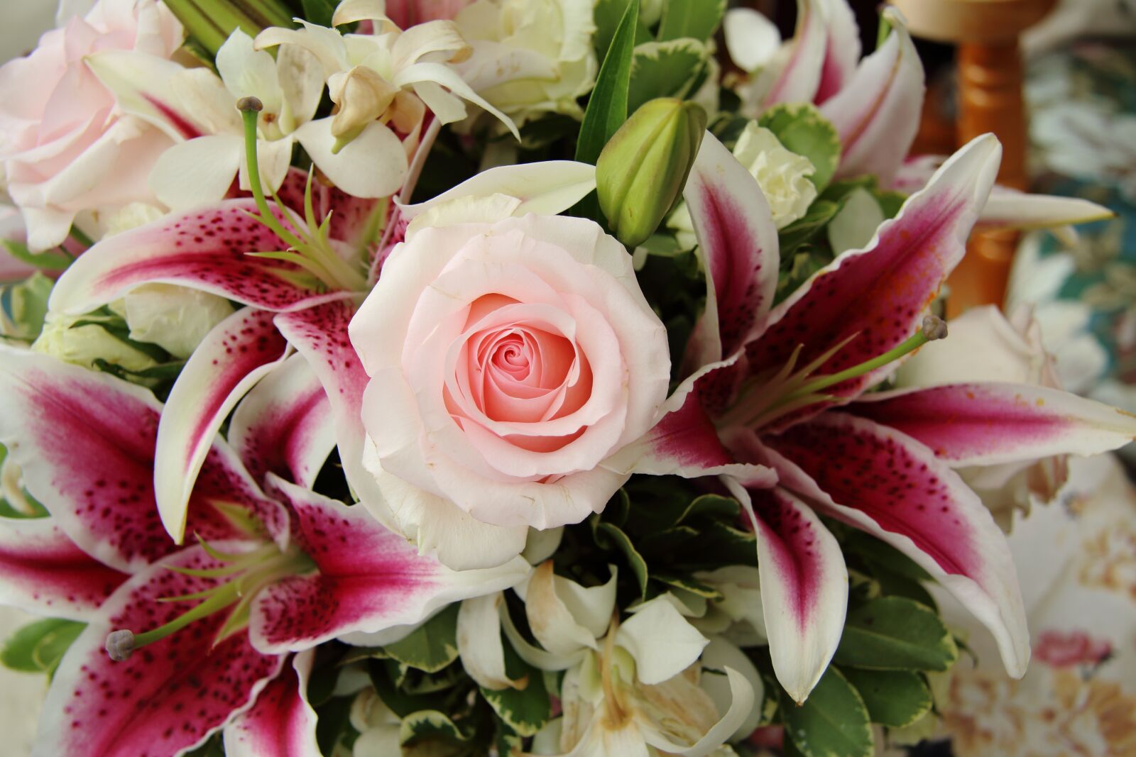 Canon EF-S 17-85mm F4-5.6 IS USM sample photo. Bouquet of flowers, rose photography