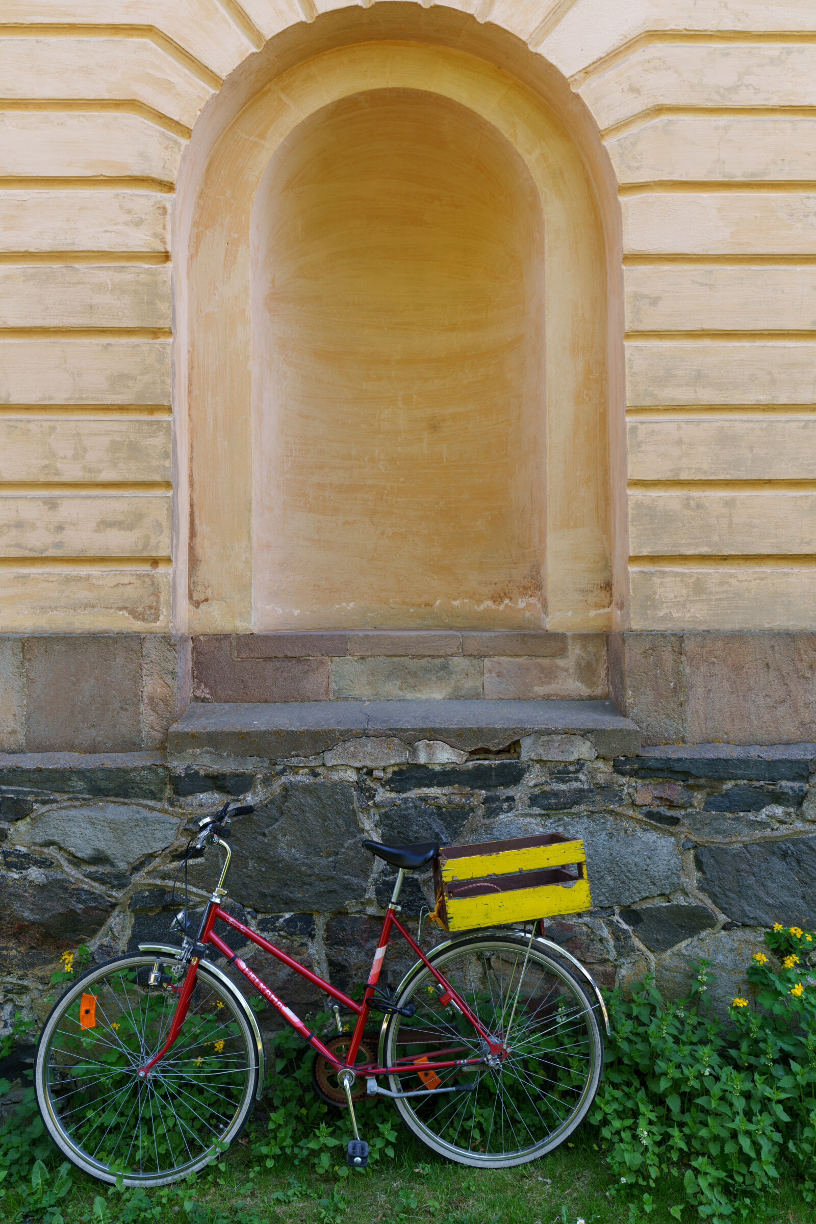 Sony FE 16-25mm F2.8 G sample photo. Bicycle by the old photography