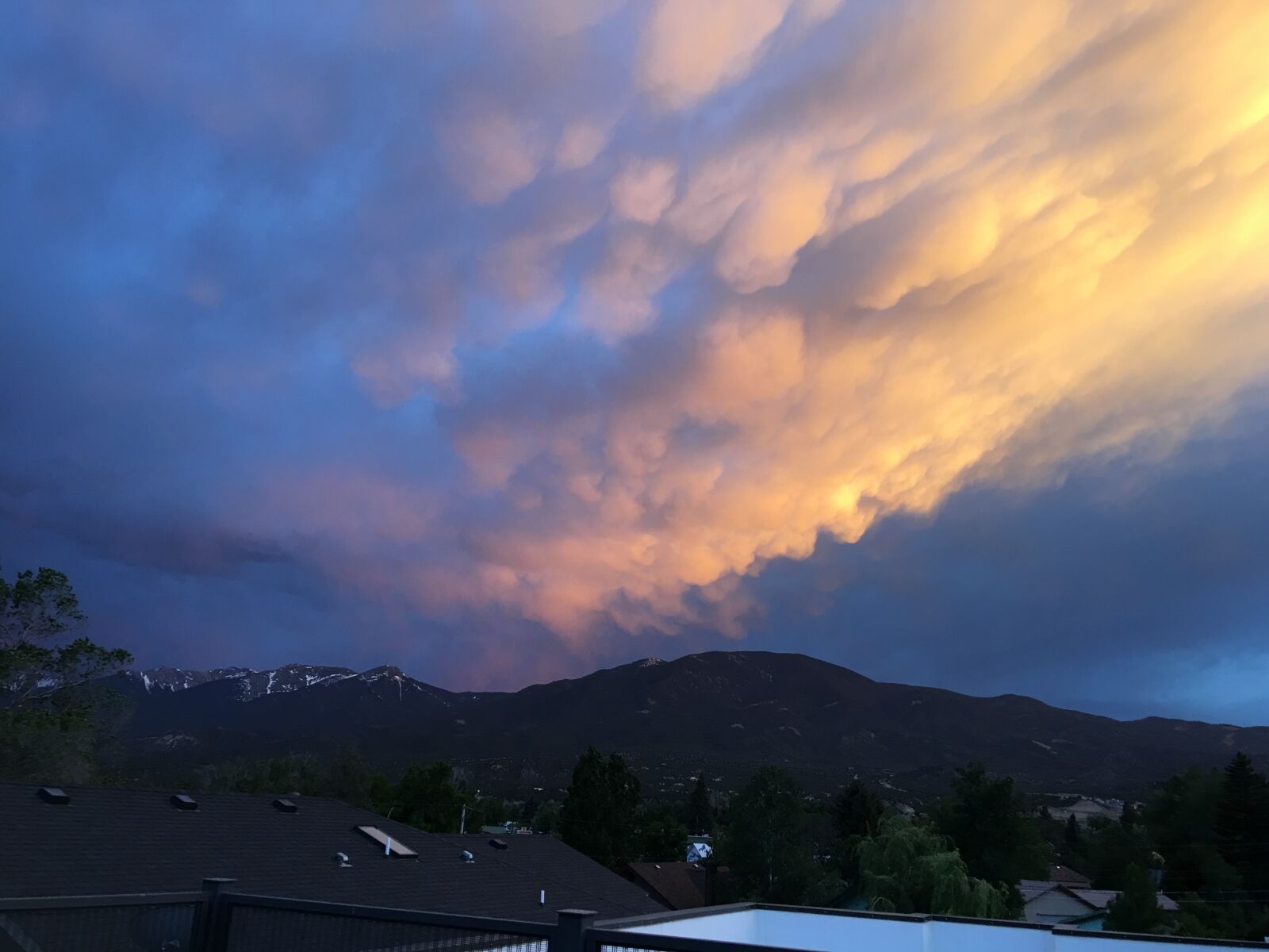 iPhone 6s Plus back camera 4.15mm f/2.2 sample photo. Clouds, sunset, landscape photography
