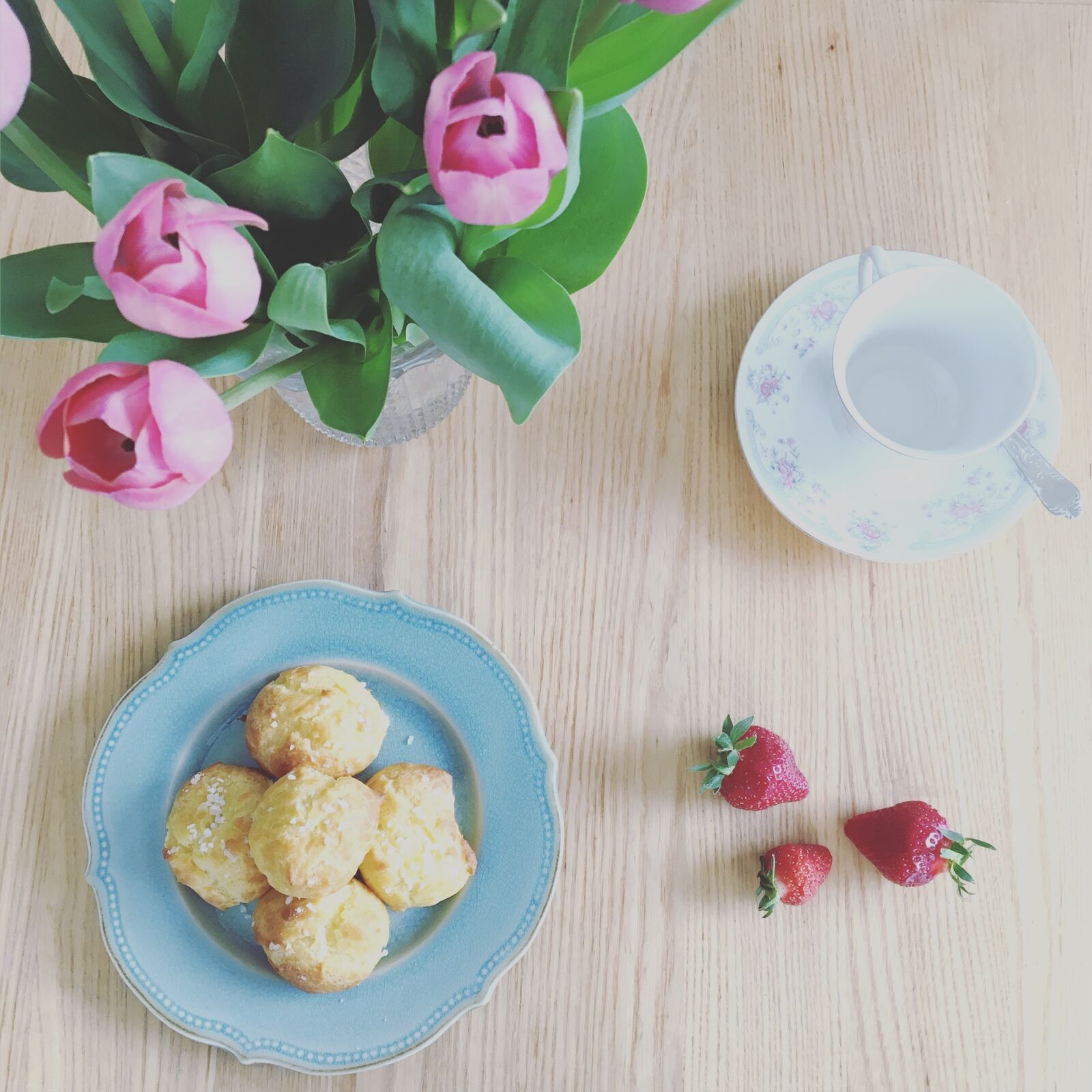 Apple iPhone 6s sample photo. Flowers, strawberries, tulips photography