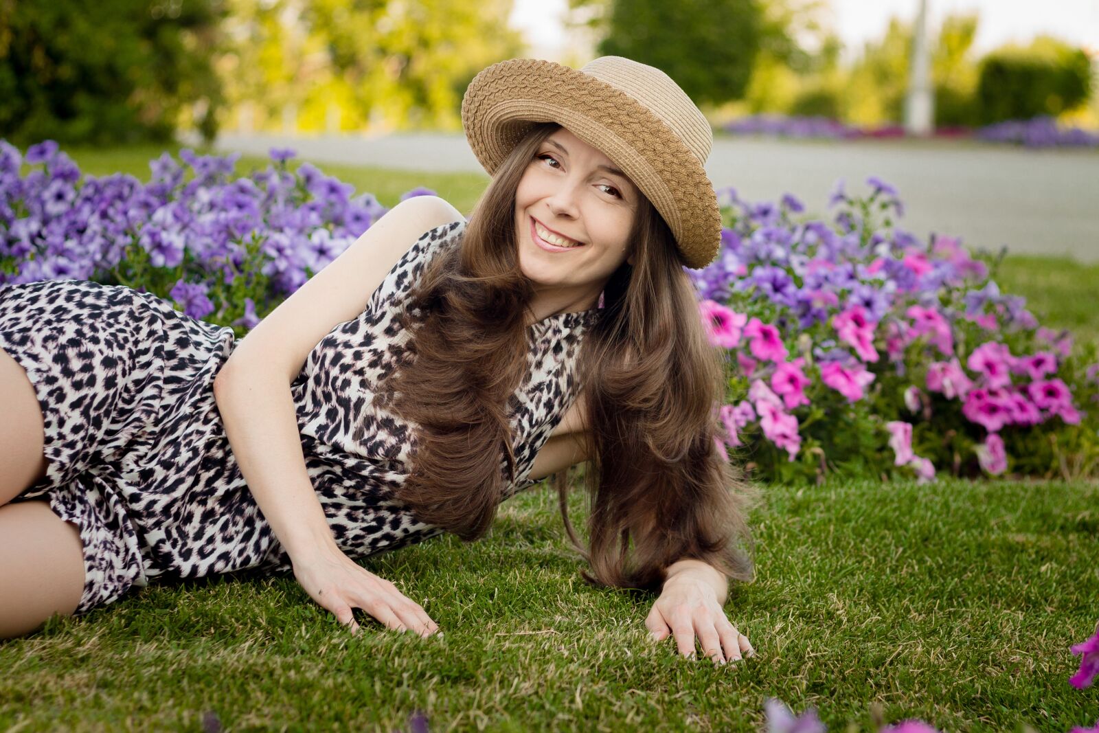 Canon EOS 1100D (EOS Rebel T3 / EOS Kiss X50) + Canon EF 50mm F1.8 II sample photo. Woman, flowers, beauty photography