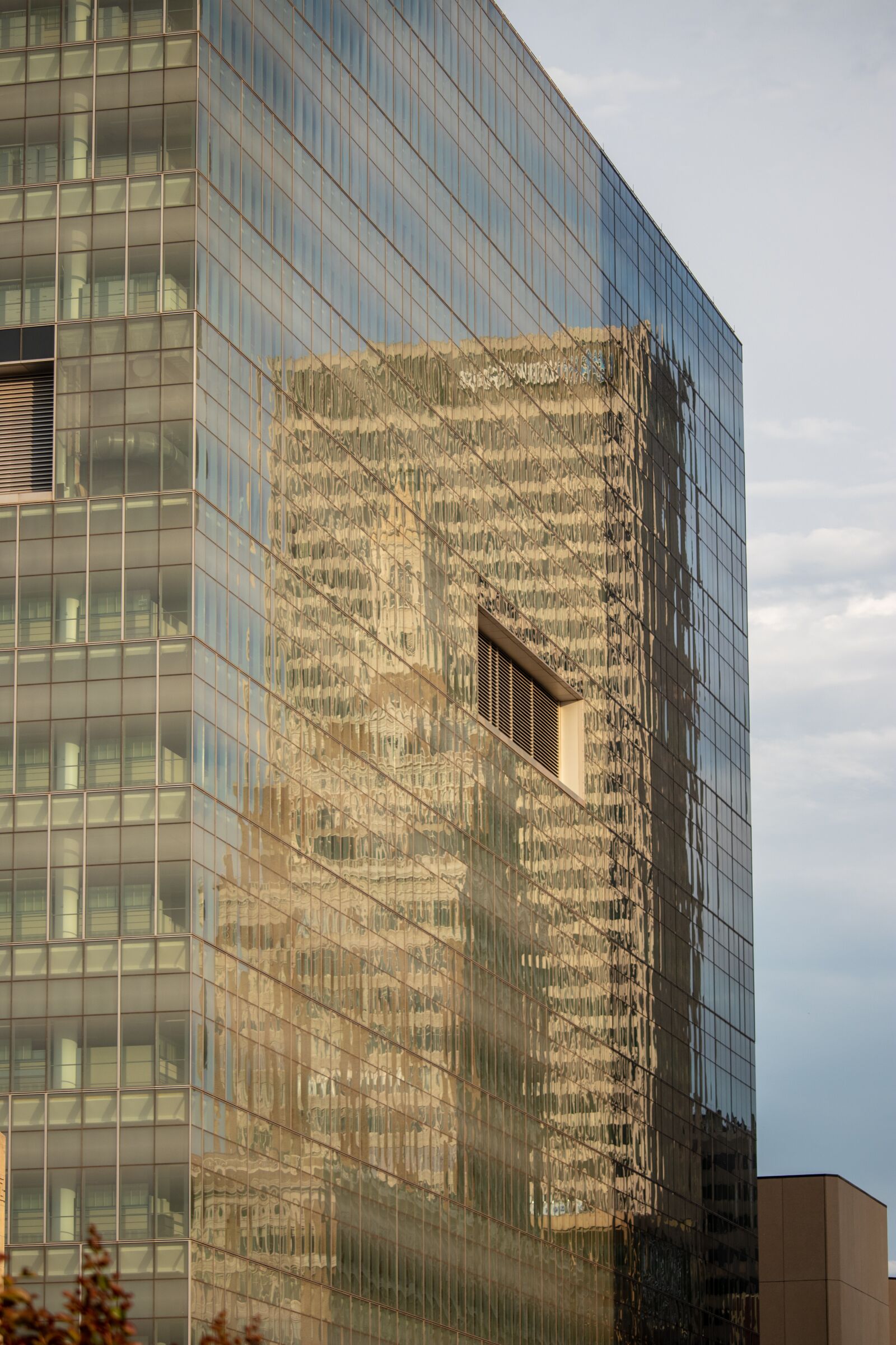 Canon EOS 800D (EOS Rebel T7i / EOS Kiss X9i) + Canon EF-S 55-250mm F4-5.6 IS STM sample photo. Tulsa, reflection, tower photography