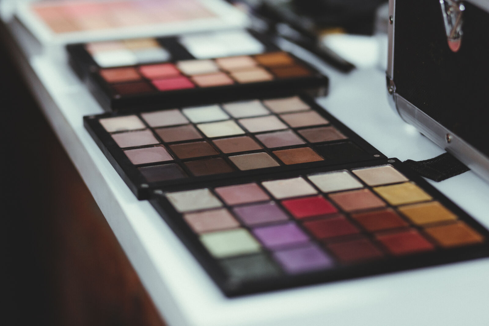 Canon EF 85mm F1.8 USM sample photo. Close, up, colourful, desk photography