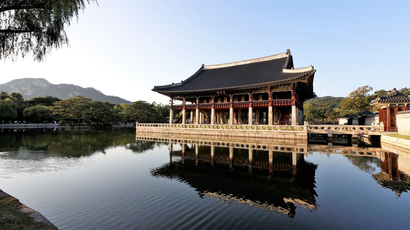 Canon EOS 80D sample photo. Gyeongbok palace, gyeonghoeru, forbidden photography