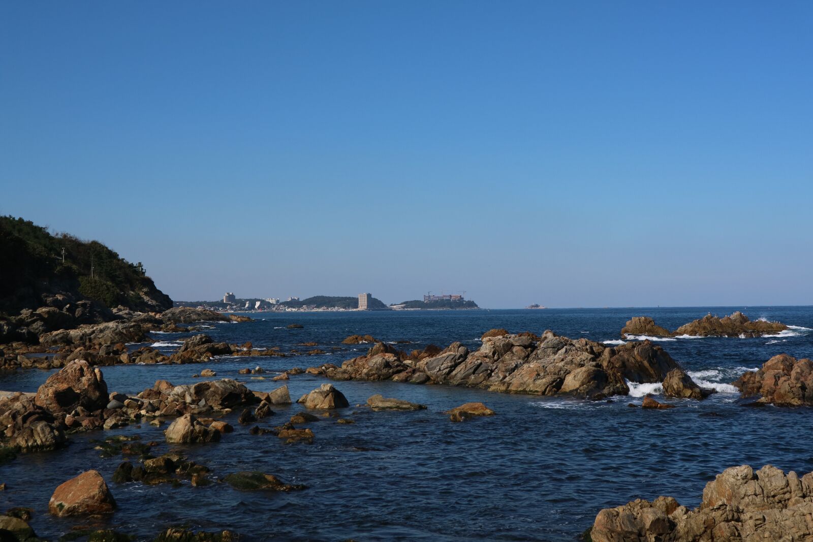 Canon EOS M3 sample photo. Naksansa, rock the beach photography