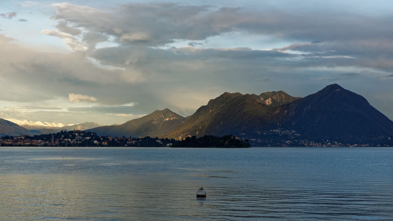 Sony Alpha NEX-5R + Sony E 18-55mm F3.5-5.6 OSS sample photo. Italy, lake, mountains photography