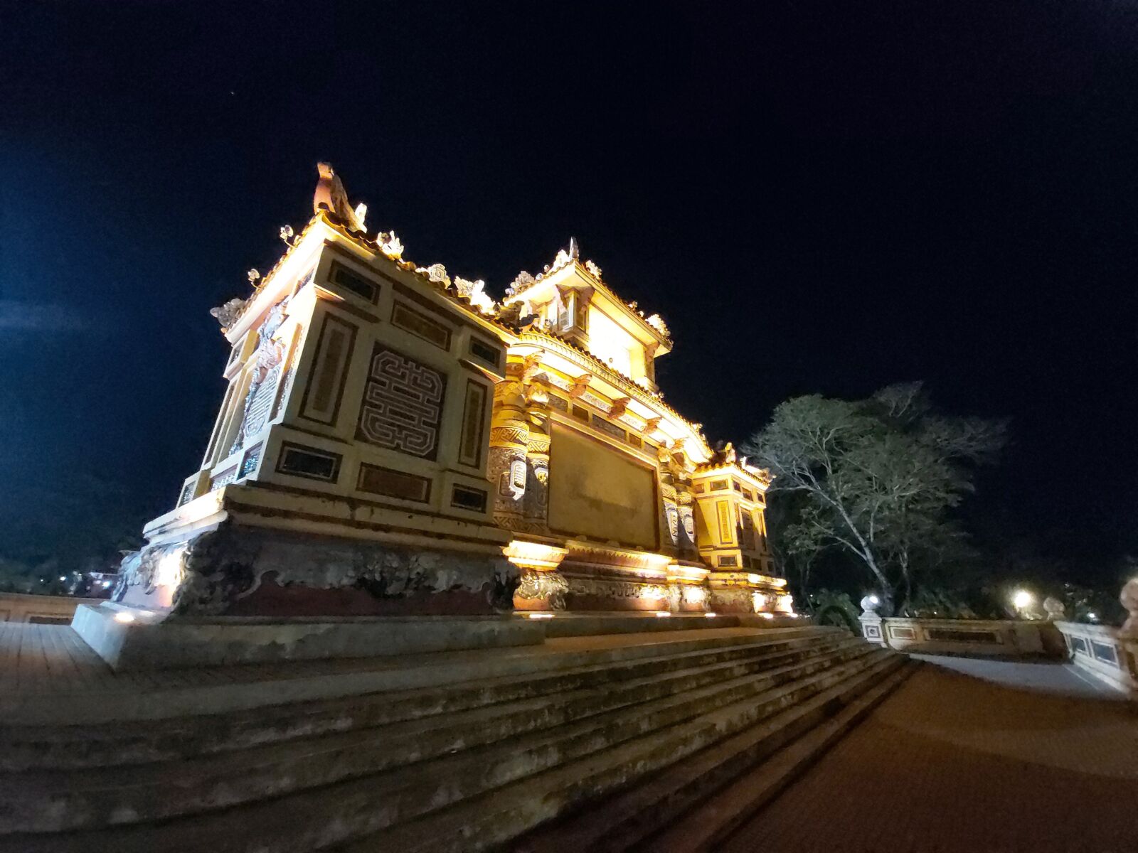 Samsung Galaxy A70 sample photo. Monuments, beer national school photography