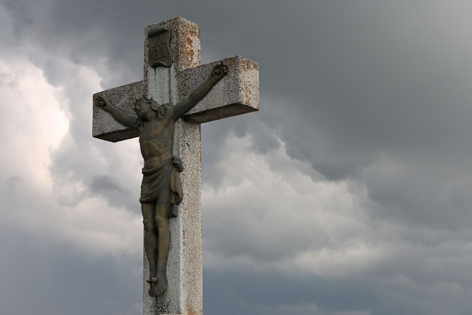 Canon EF 70-300 F4-5.6 IS II USM sample photo. Cross, jesus christ, dramatic photography